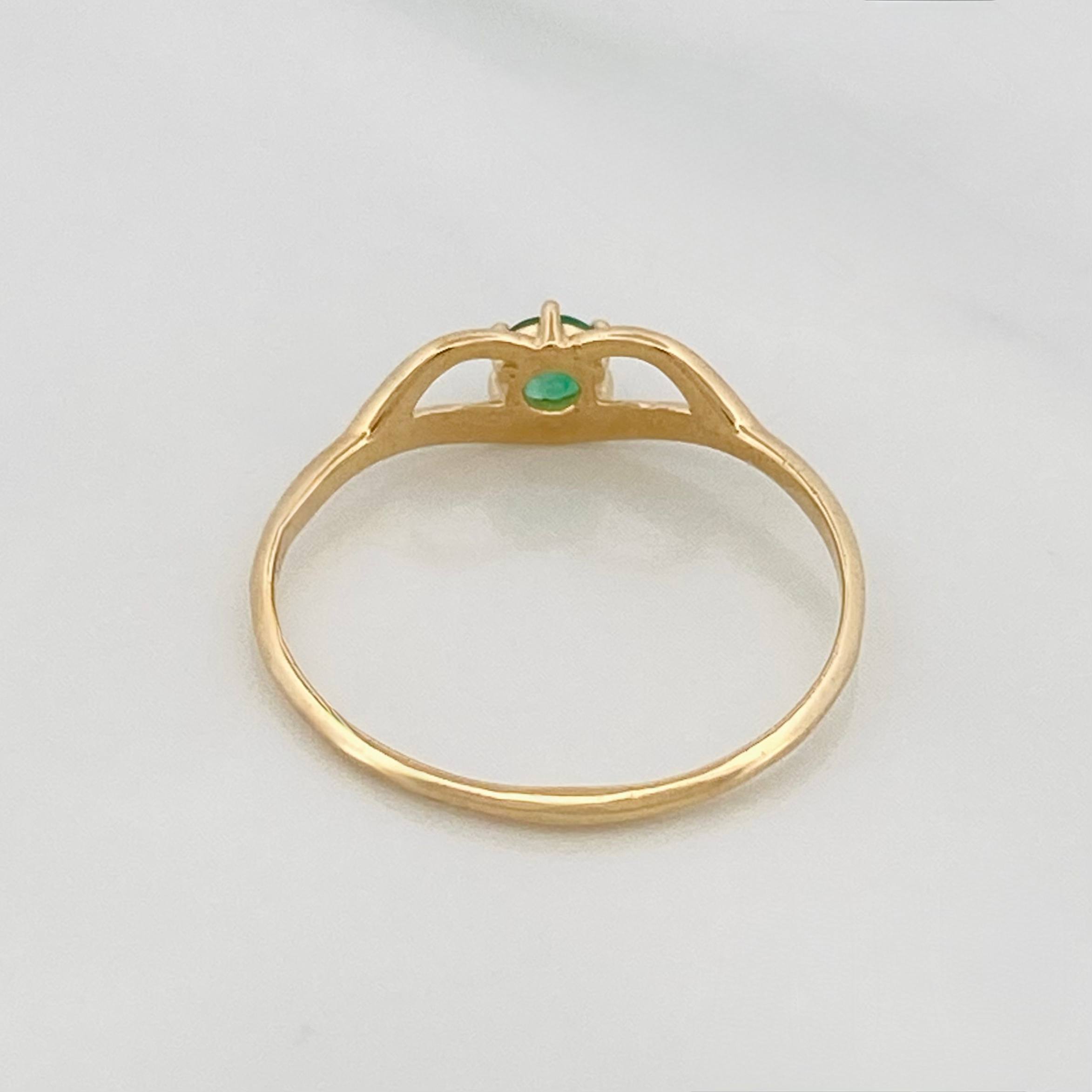 Anillo Beso esmeralda 0.13 pts Esmeralda 1pts 1.15g / T7 Oro Amarillo 18K