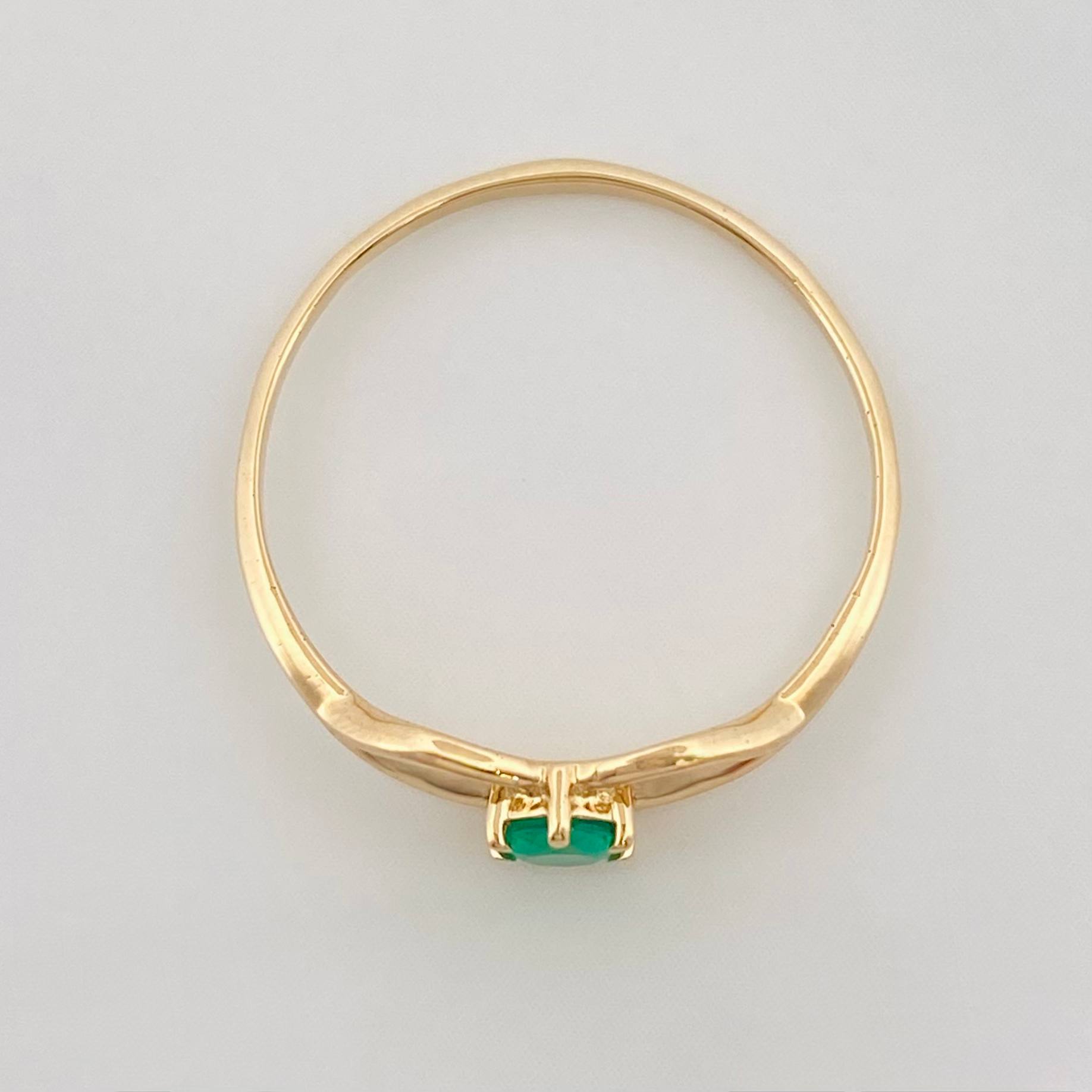 Anillo Beso esmeralda 0.13 pts Esmeralda 1pts 1.15g / T7 Oro Amarillo 18K