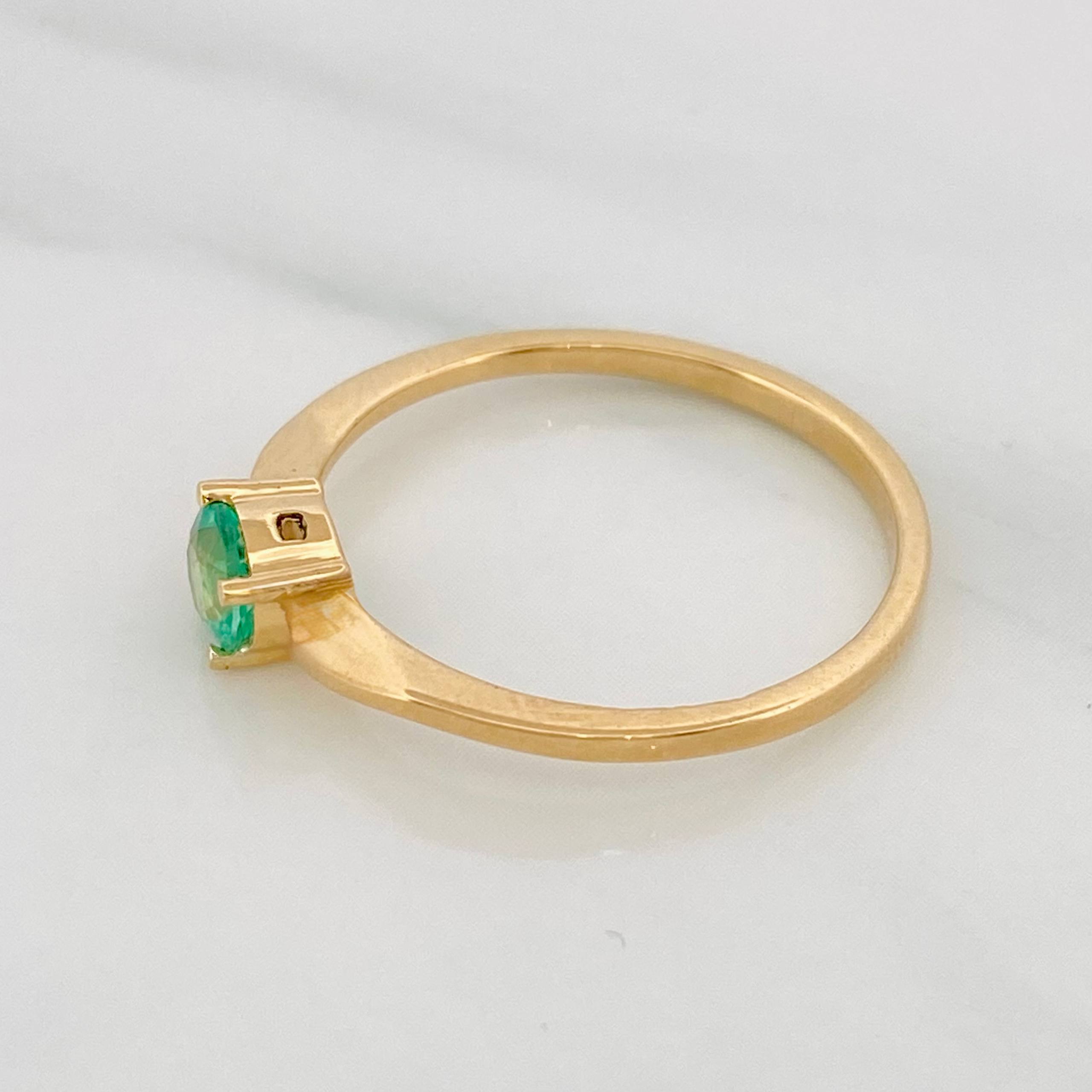 Anillo Solitario esmeralda 0.30 pts Esmeralda 1pts 1.75g / T7 Oro Amarillo 18K