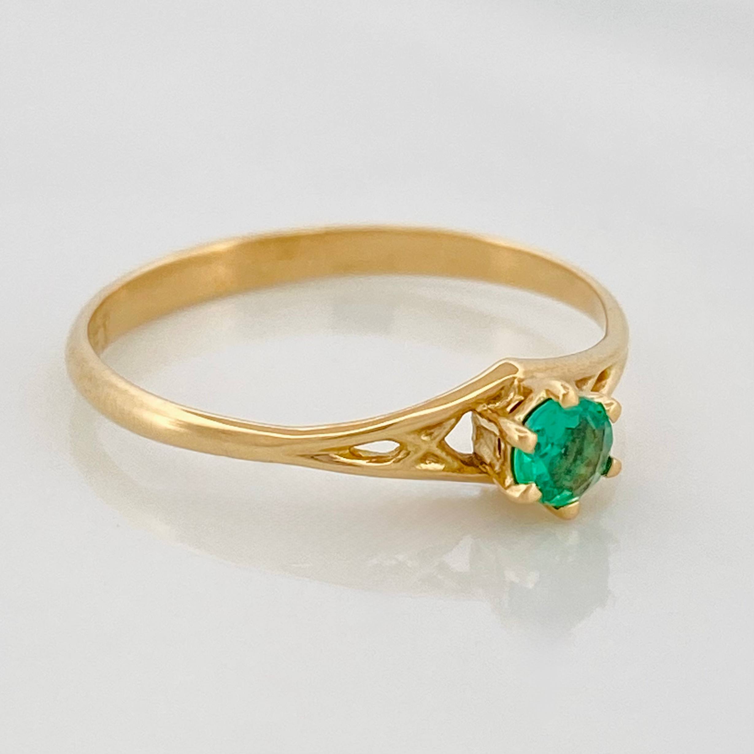Anillo solitario esmeralda 0.17 pts Esmeralda 1pts 1.5g / T7 Oro Amarillo 18K