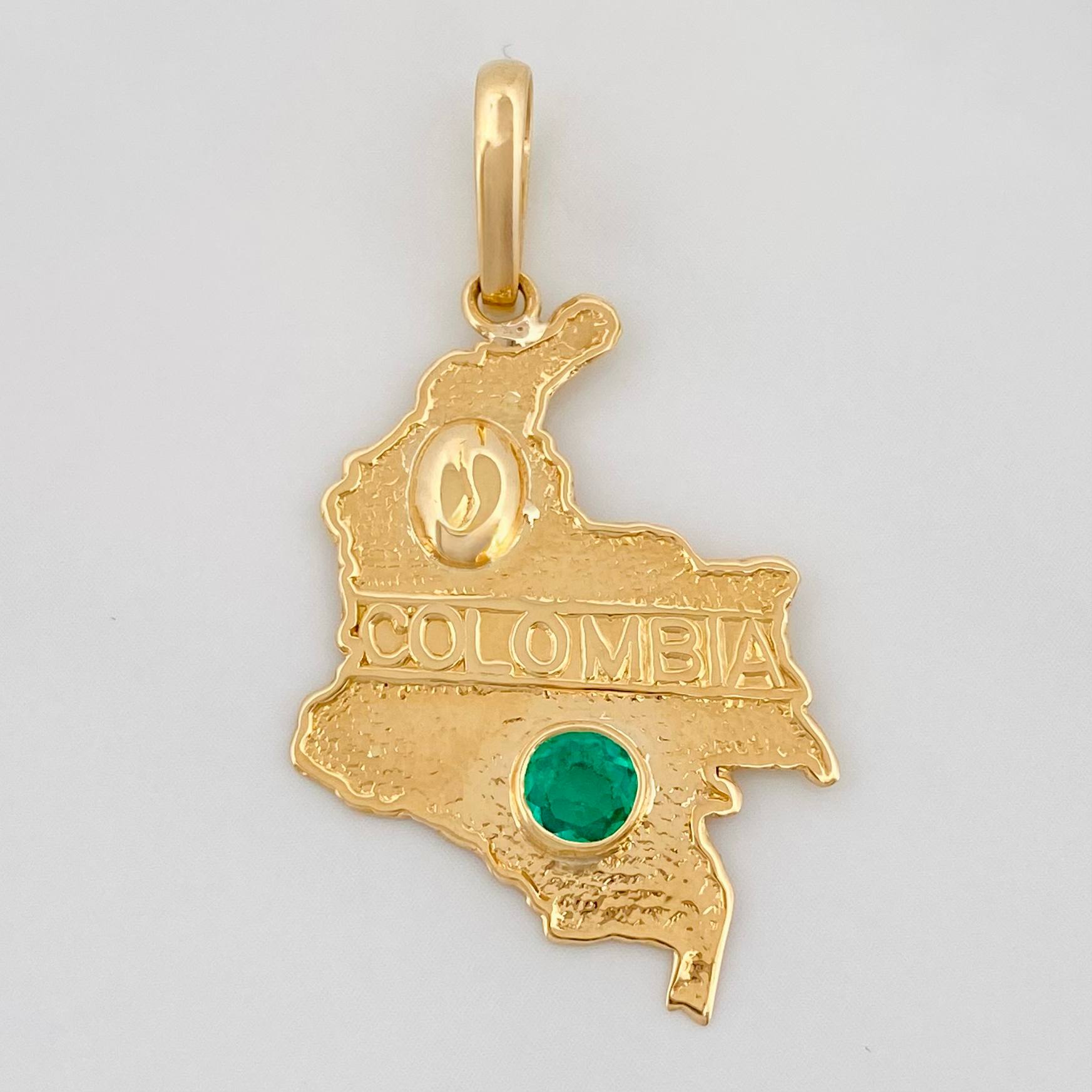 Dije Mapa colombia esmeralda 0.27 pts Esmeralda 1pts 2.15g / 4cm Oro Amarillo 18K