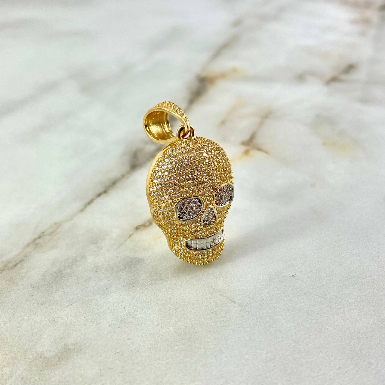 Dije Calavera 8.15gr / 3.8cm / Circones Blancos Dos Oros Amarillo Blanco ©