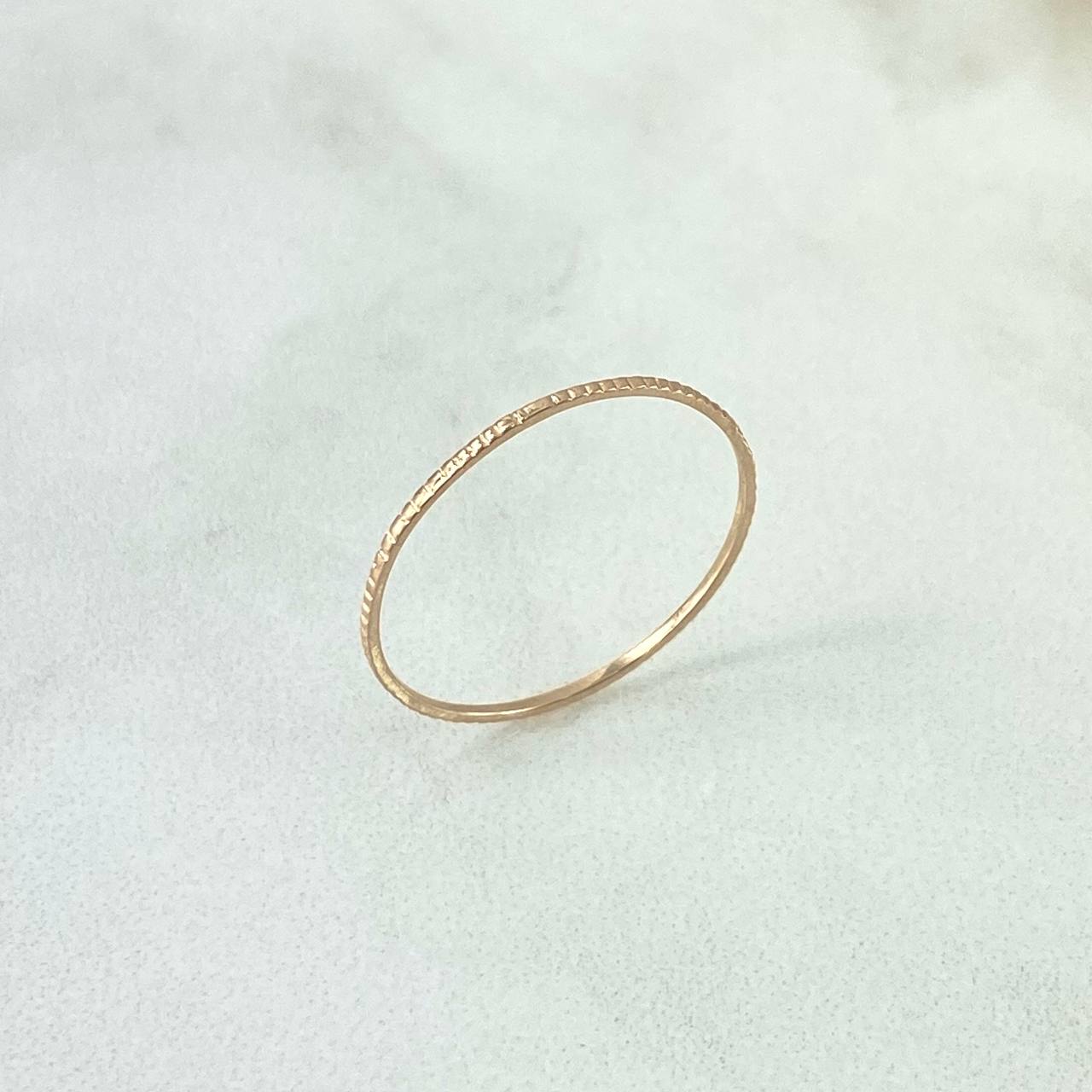 Anillo Rayado 0.4gr / T6 3/4 / Oro Amarillo *