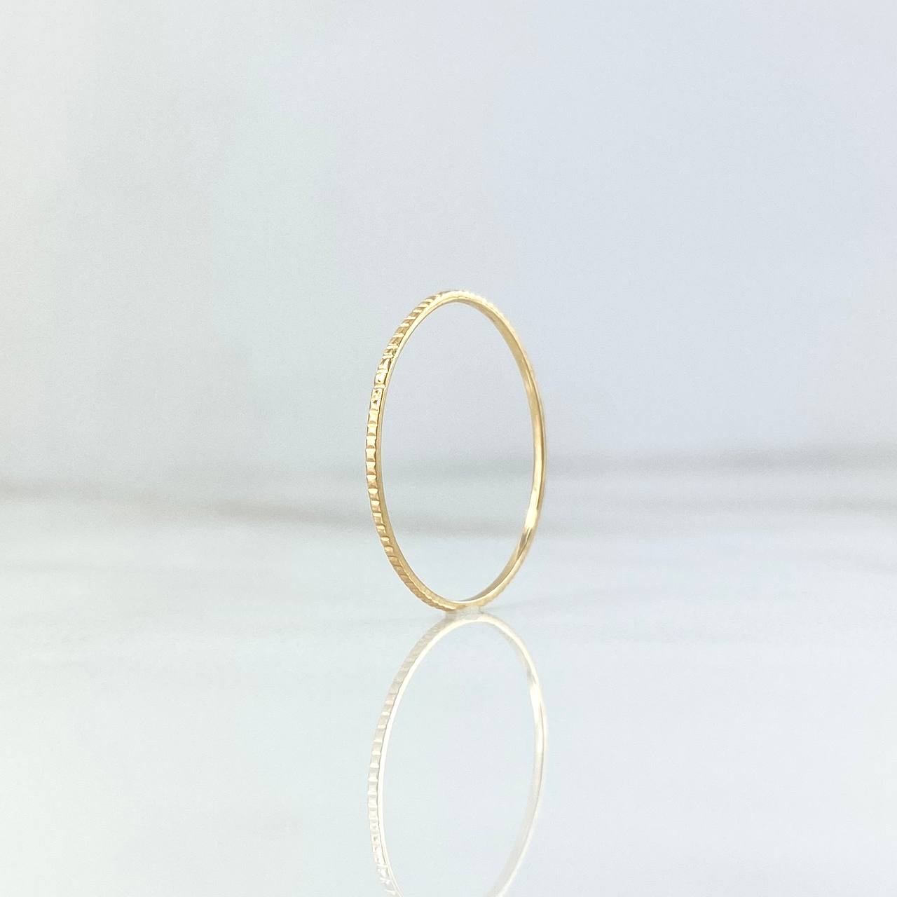 Anillo Aro Rayado 0.4gr / T8 / Oro Amarillo ©