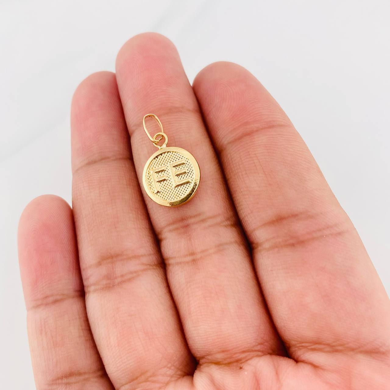 Dije Fe 0.7g / 2cm Oro Amarillo 18K