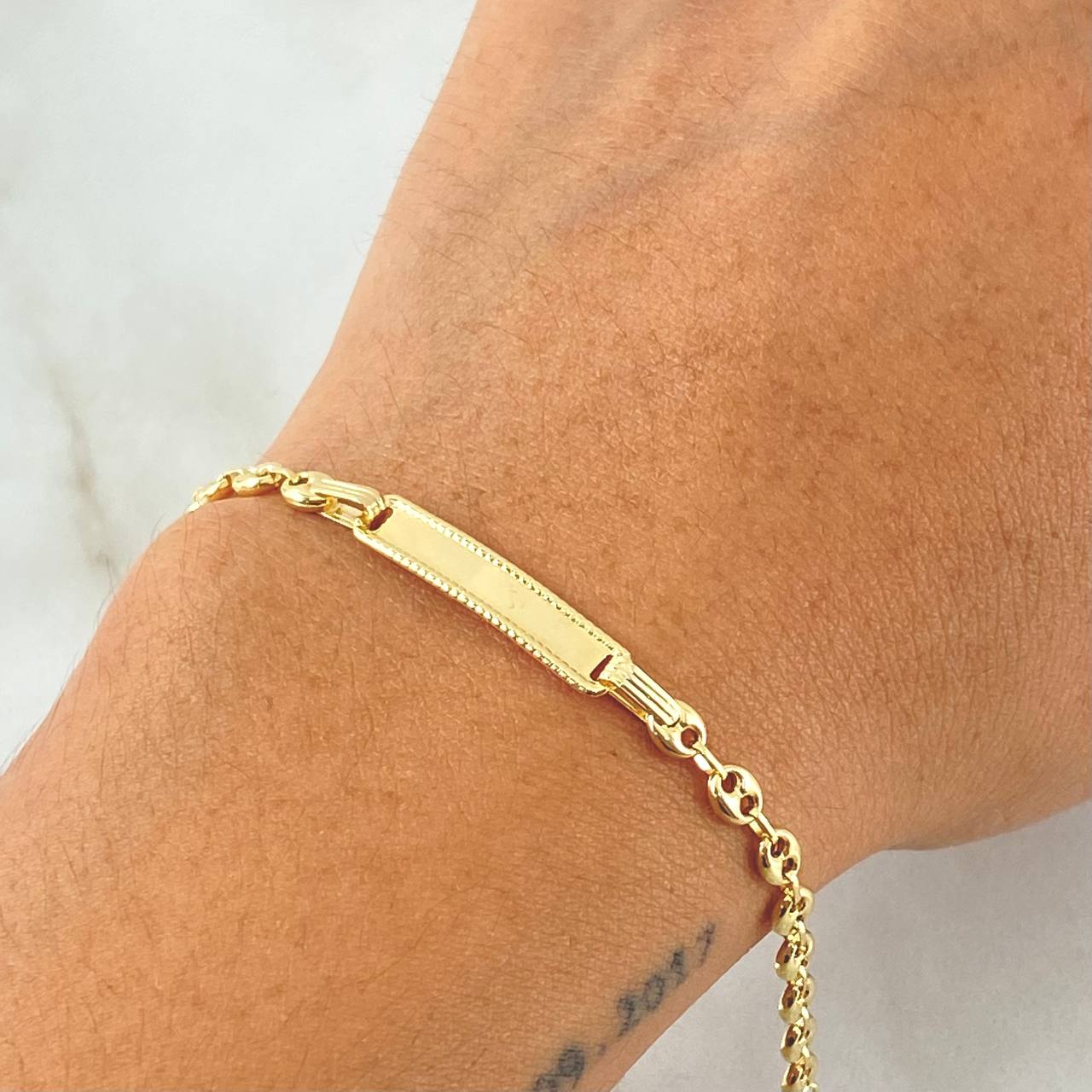 Pulso Bebé GC Placa Rectangular Punteada 1.8gr / 14cm / Oro 18K