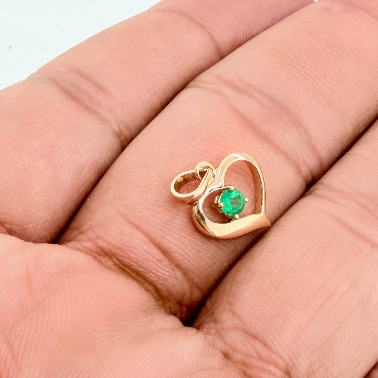 Dije Corazon Fundicion Esmeralda 17Pts 0.95gr / 1.7cm / Oro Amarillo 18K %