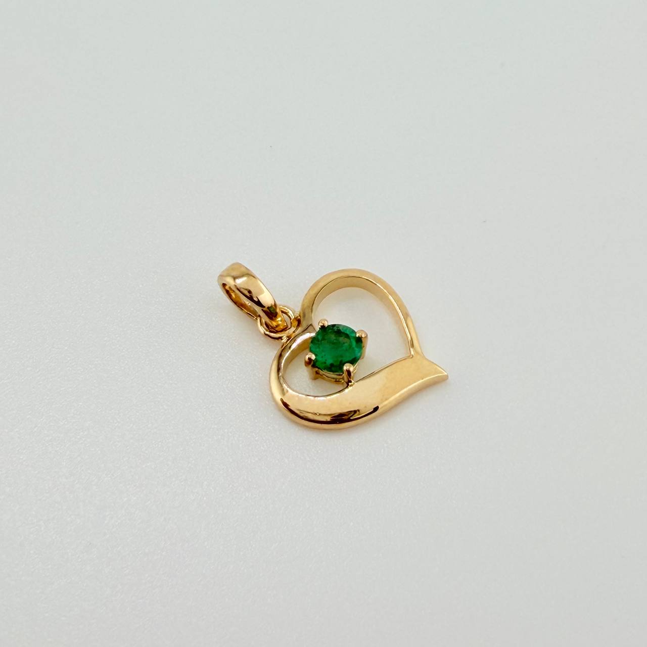 Dije Corazon Fundicion Esmeralda 17Pts 0.95gr / 1.7cm / Oro Amarillo 18K %