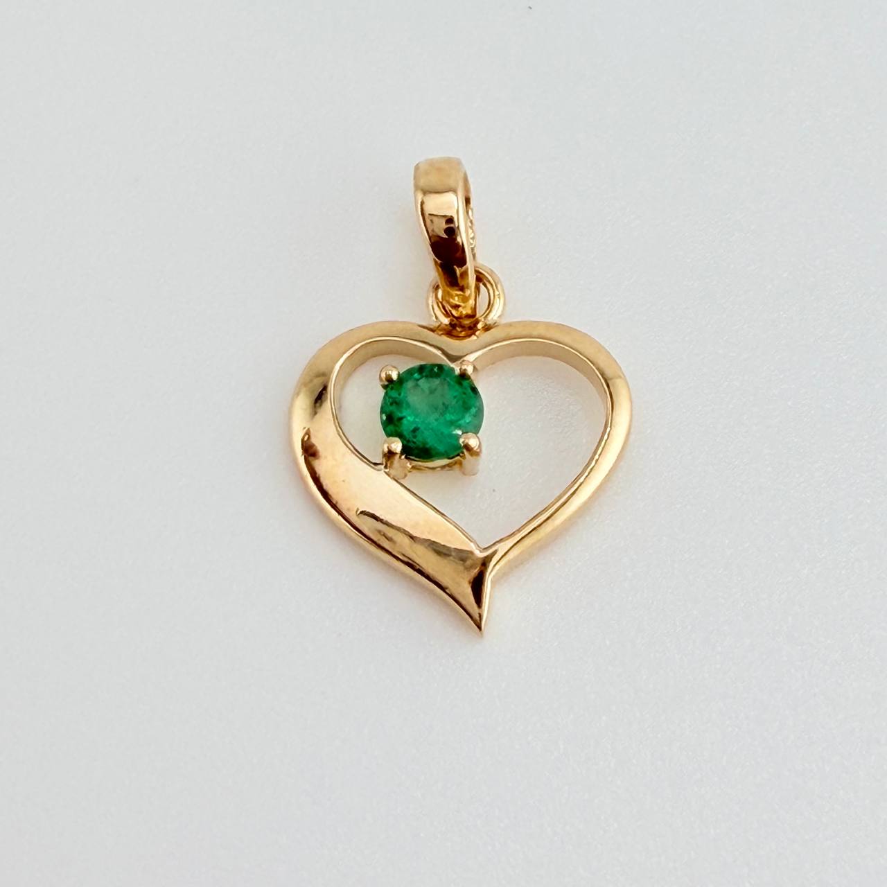 Dije Corazon Fundicion Esmeralda 17Pts 0.95gr / 1.7cm / Oro Amarillo 18K %