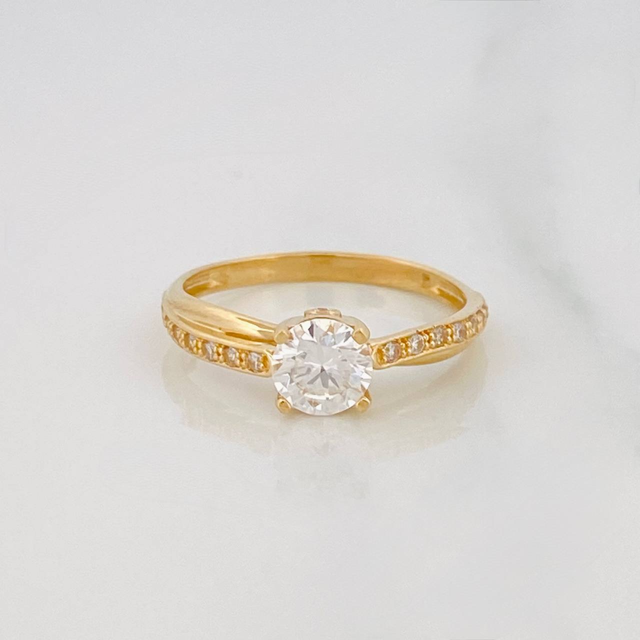 Anillo Solitario Moisanita 91 Qts 2.7g / T8 Oro Amarillo 18K
