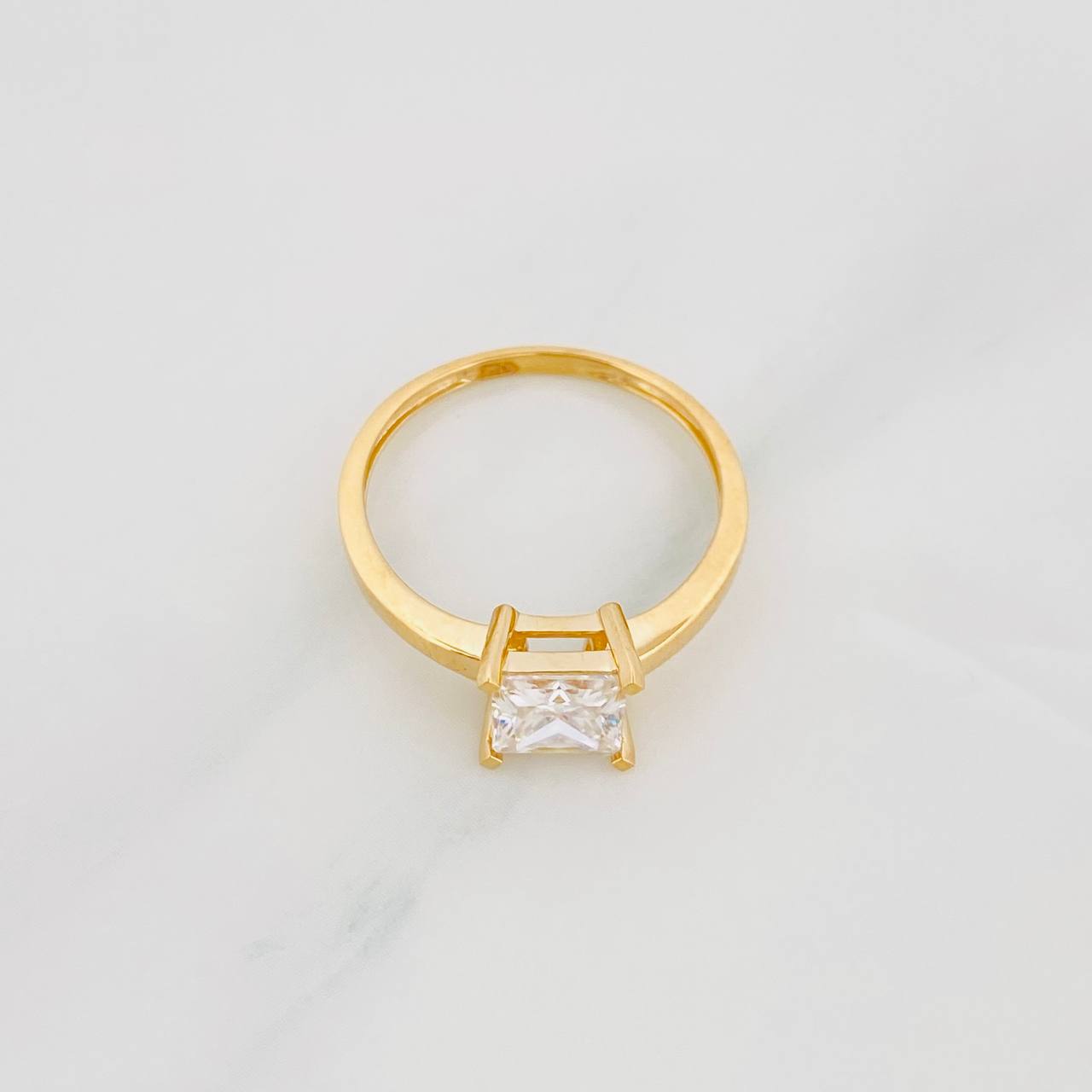 Anillo Solitario Cuadrado Moisanita 75 Pts 2.2g / T6 3/4 Oro Amarillo 18K