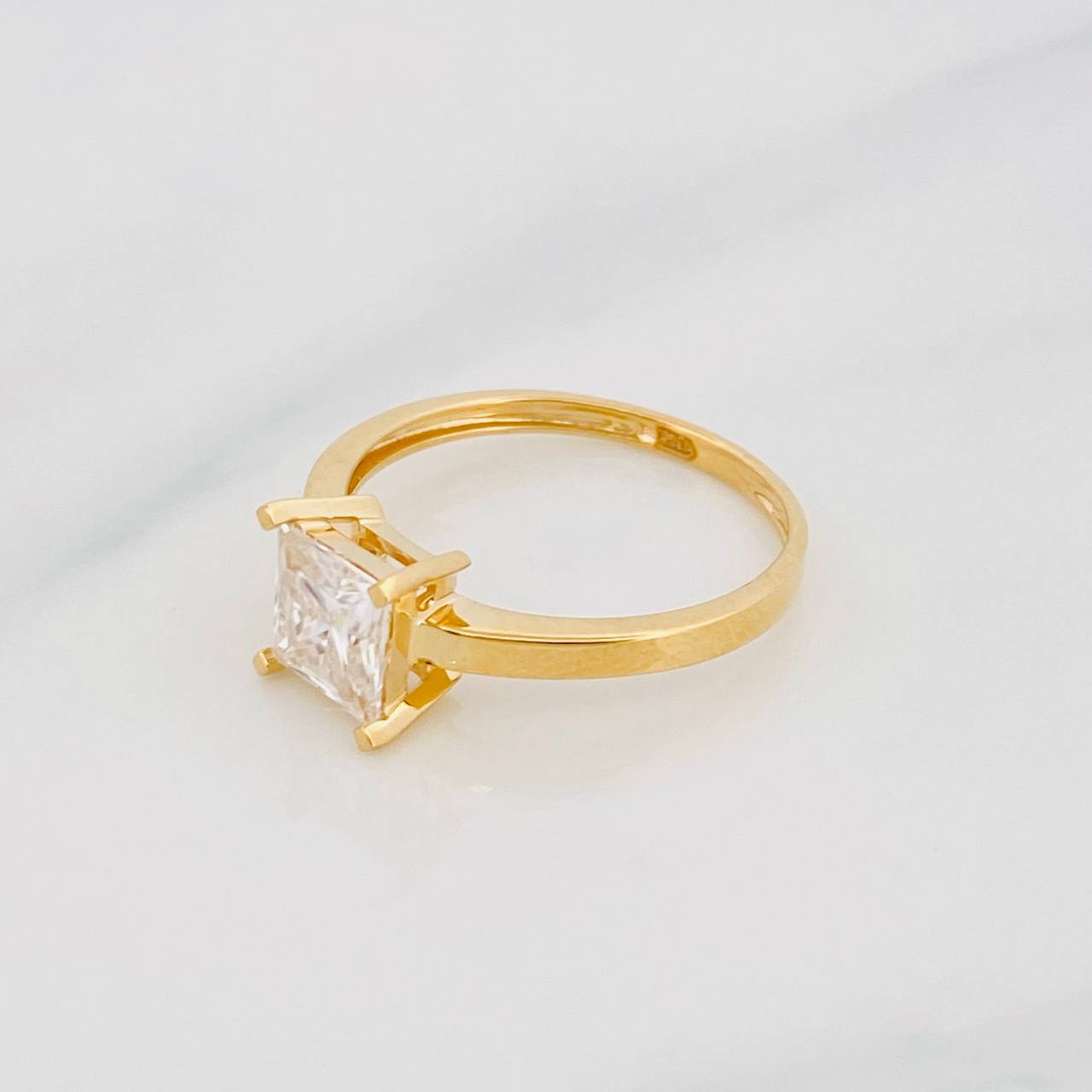 Anillo Solitario Cuadrado Moisanita 75 Pts 2.2g / T6 3/4 Oro Amarillo 18K