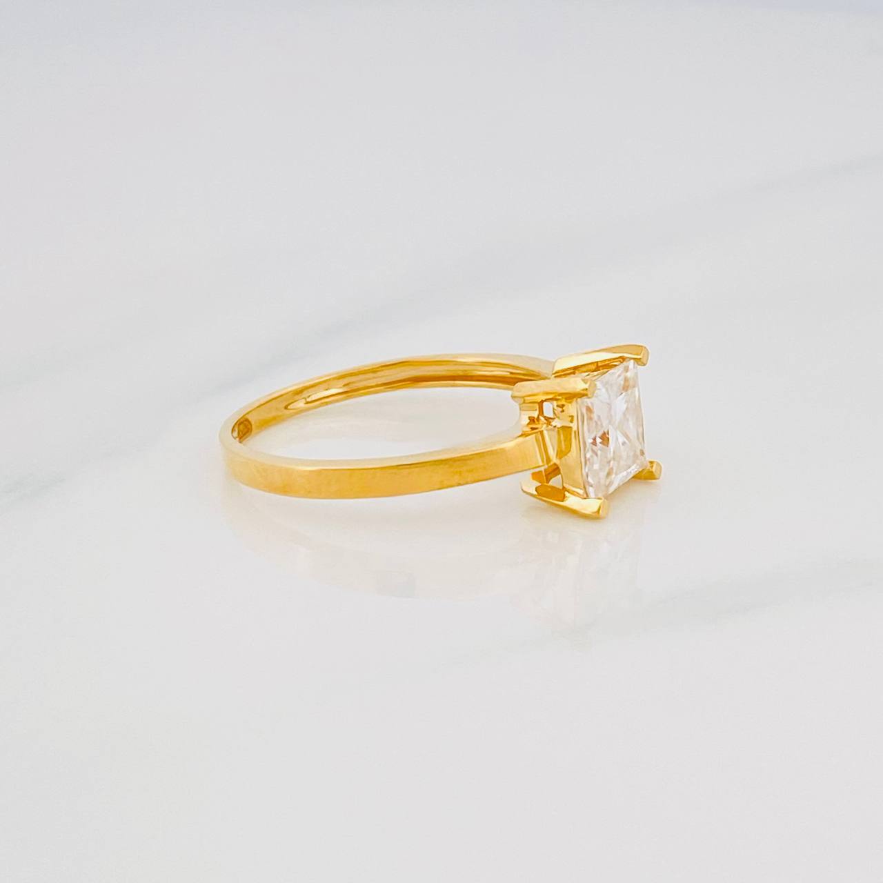 Anillo Solitario Cuadrado Moisanita 75 Pts 2.2g / T6 3/4 Oro Amarillo 18K