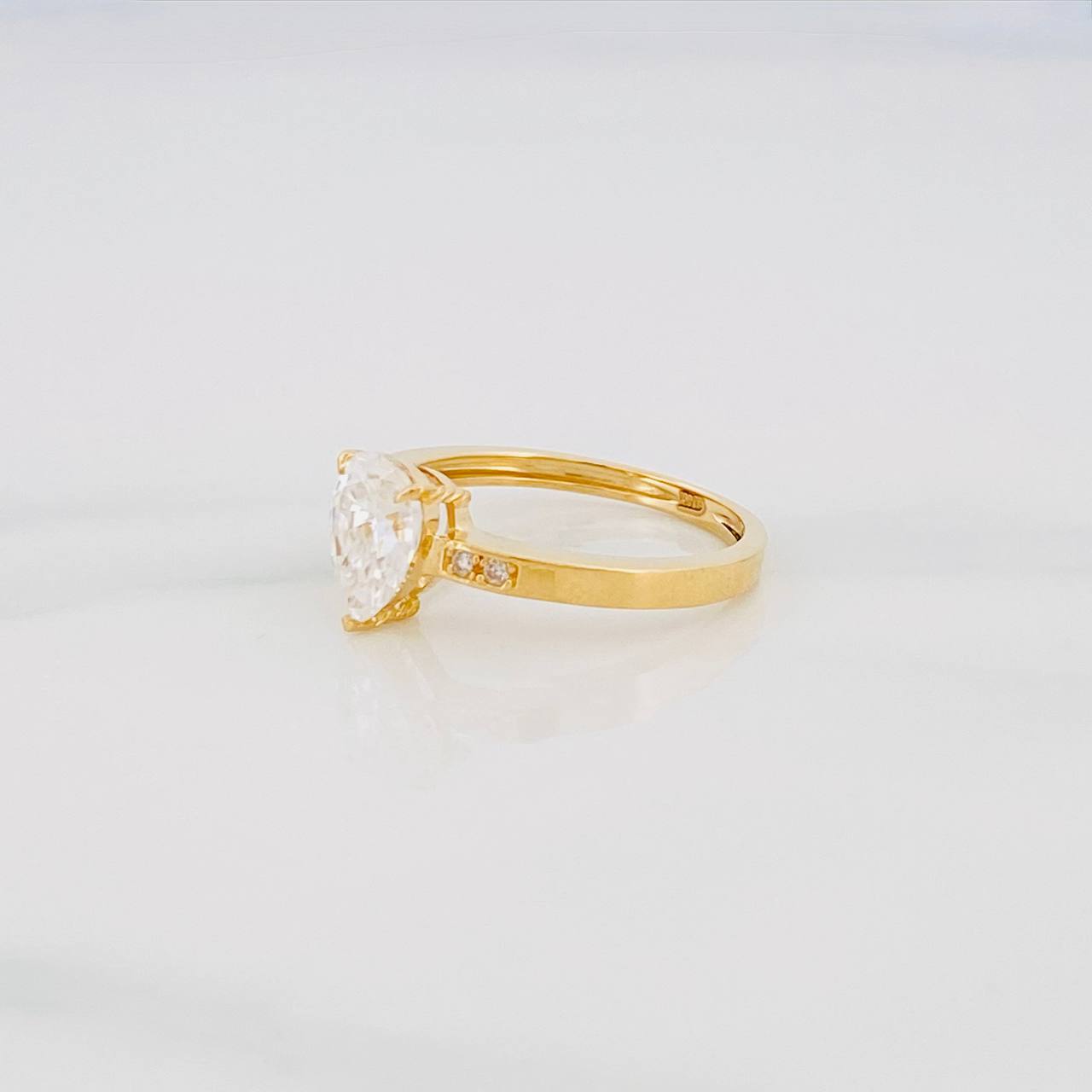 Anillo Solitario Gota Moisanita 79 Pts 2.6g / T5 3/4 Oro Amarillo 18K