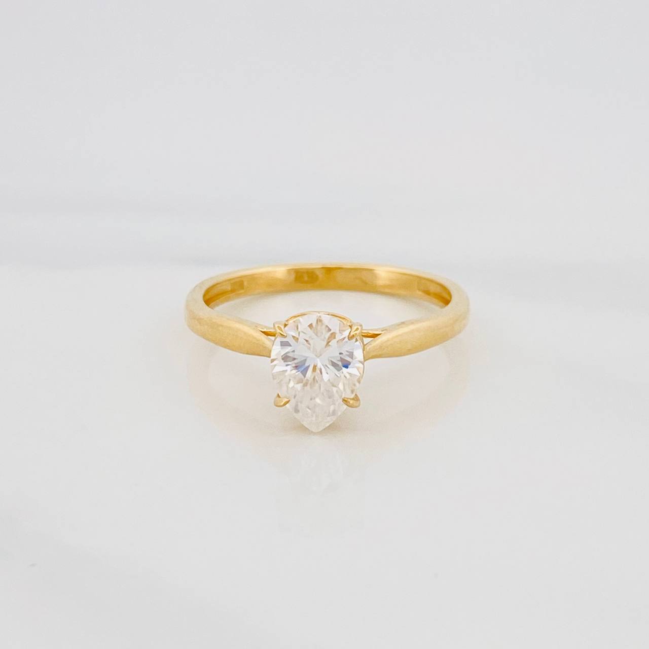 Anillo Solitario Gota Moisanita 50 Pts 2.75g / T7 1/4 Oro Amarillo 18K
