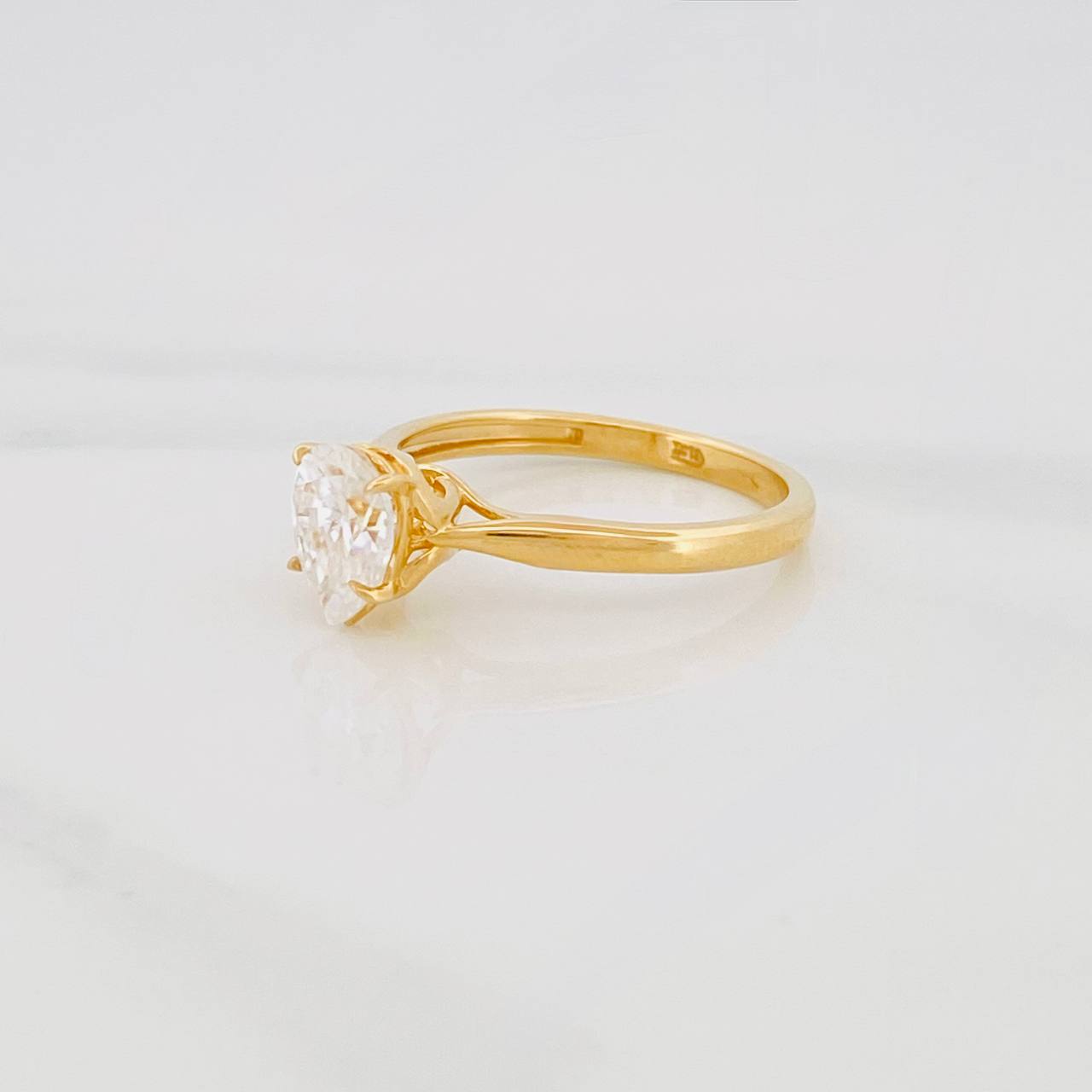 Anillo Solitario Gota Moisanita 50 Pts 2.75g / T7 1/4 Oro Amarillo 18K