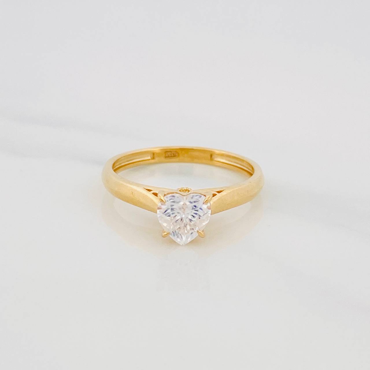 Anillo Solitario Corazon Moisanita 75 Pts 2.95g / T7 1/4 Oro Amarillo 18K