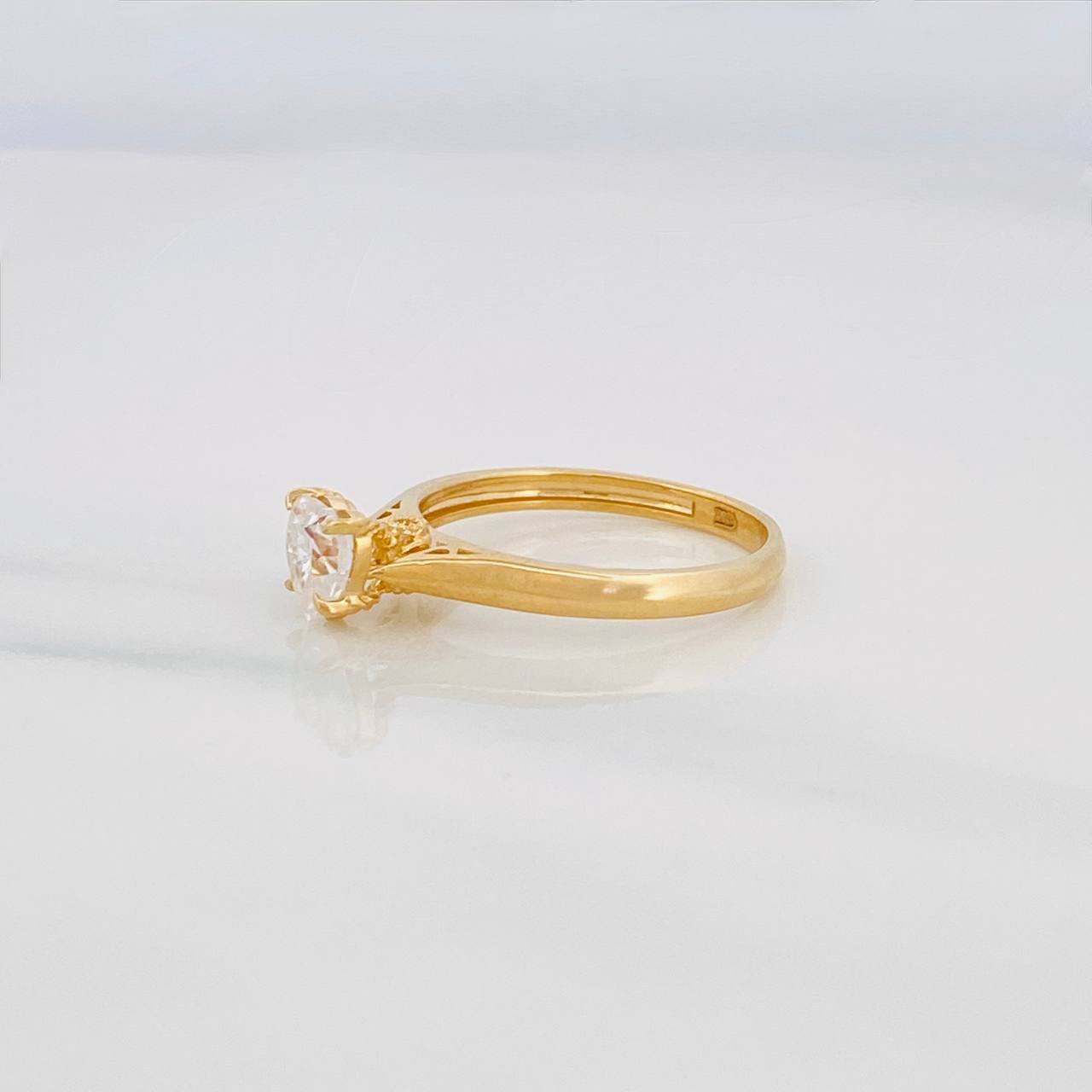 Anillo Solitario Corazon Moisanita 75 Pts 2.95g / T7 1/4 Oro Amarillo 18K