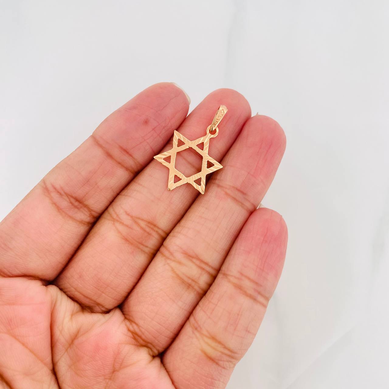 Dije Silueta Estrella 0.75g / 2.5cm Oro Rosa 18K