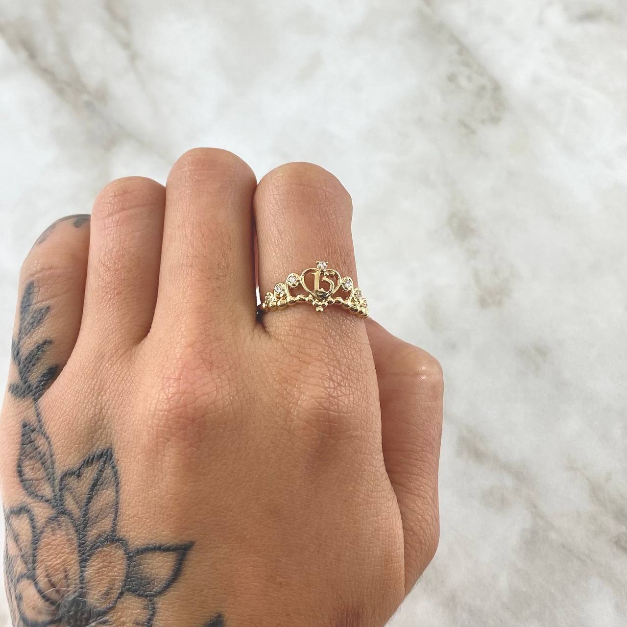 Anillo 15s Corona Bizantina 1.6gr / T5 1/4 / Circones Blancos Oro Amarillo 18K