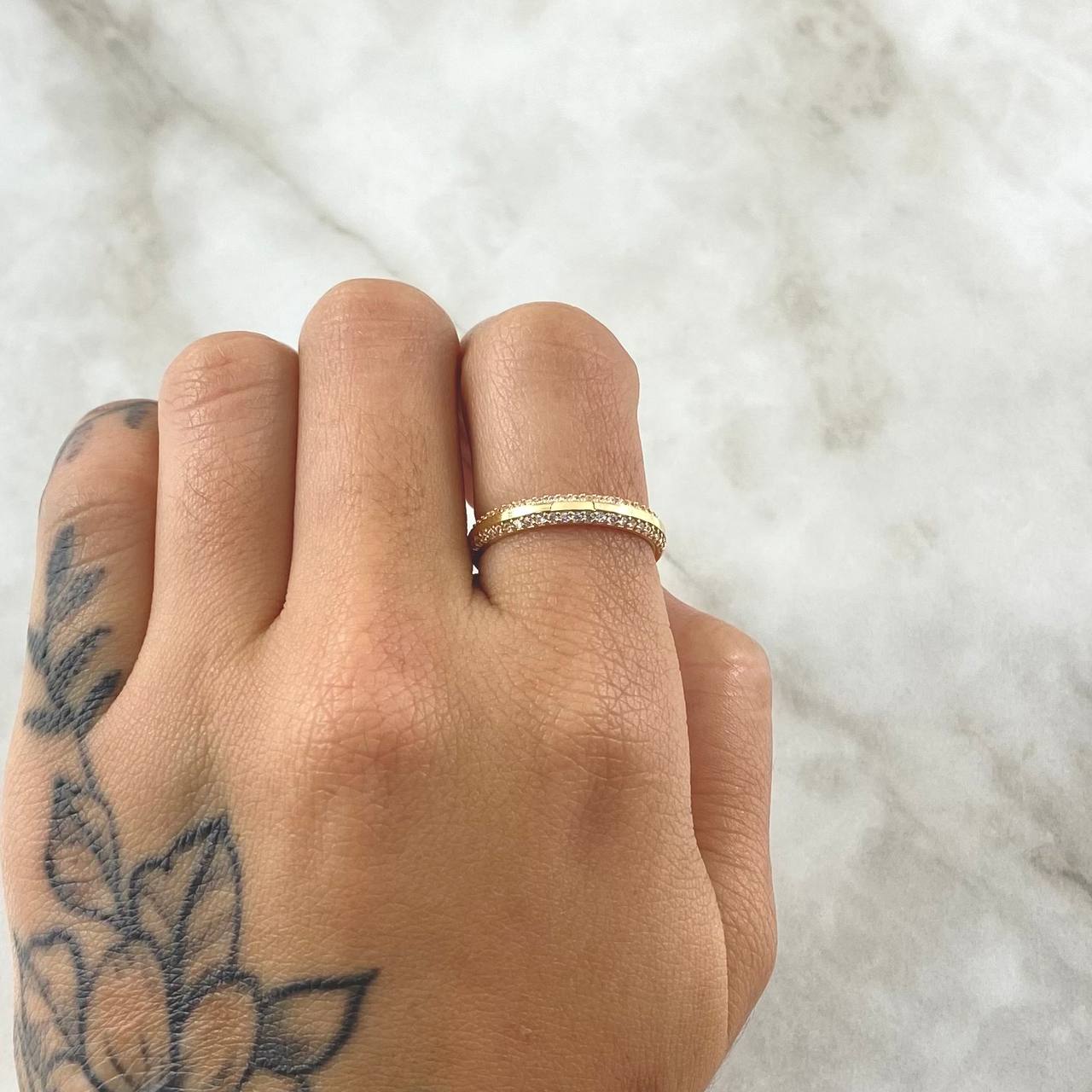 Anillo Churumbela Lineas Paralelas 2.1gr / T6 1/4 / Circones Blancos Oro Amarillo 18K ©