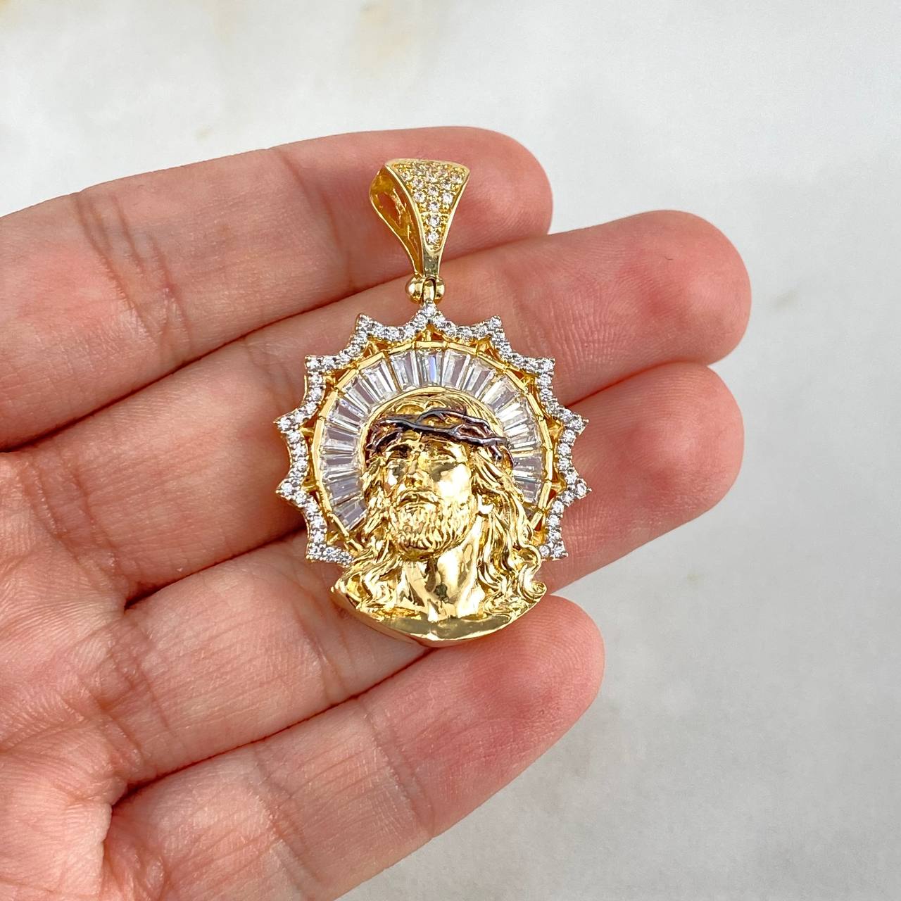 Dije Jesús Sacramentado 8.25gr / 3.7cm / Circones Blancos Dos Oros Amarillo Blanco ©