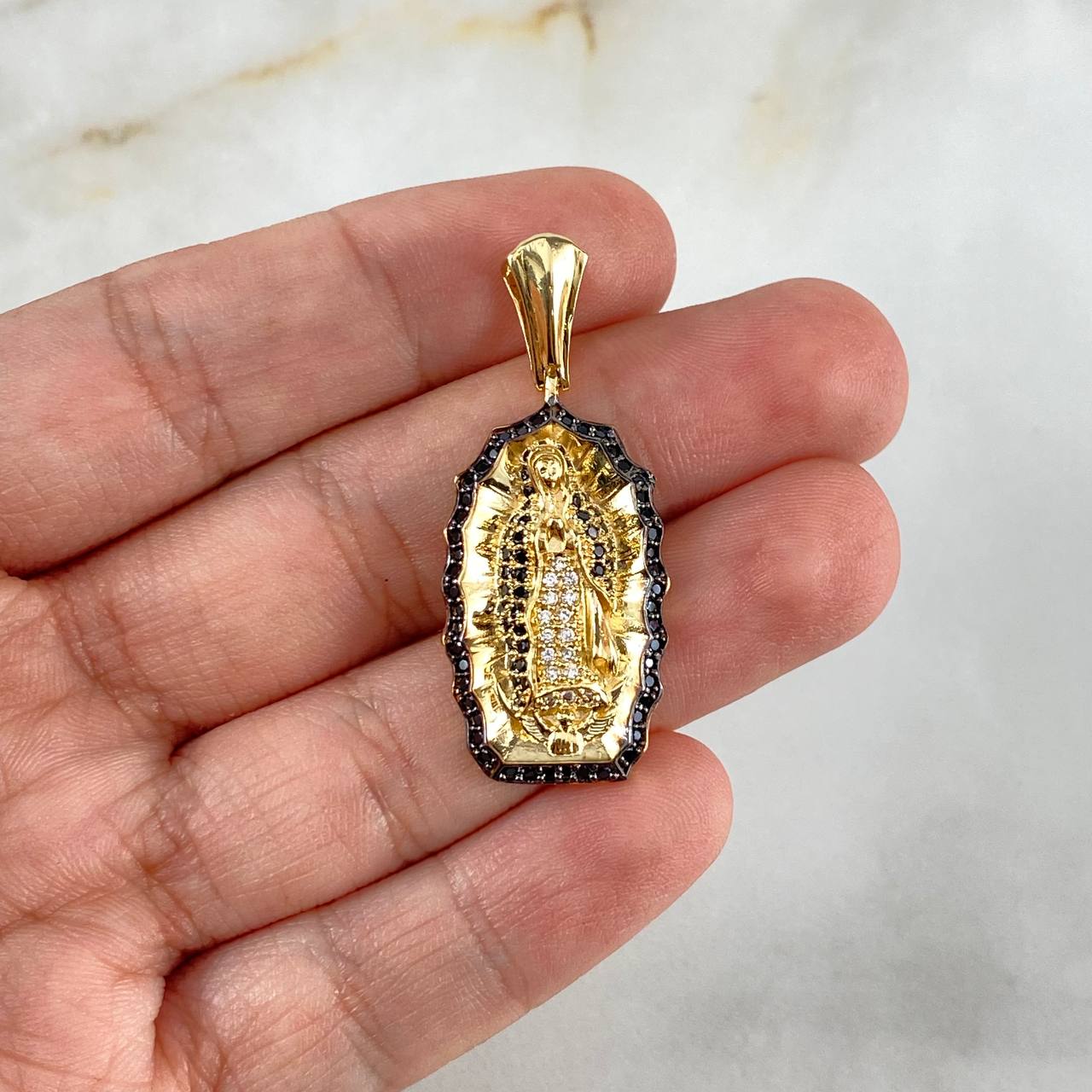 Dije Silueta Virgen de Guadalupe 5.25gr / 3.6cm / Circones Blancos Negros Oro Amarillo ©