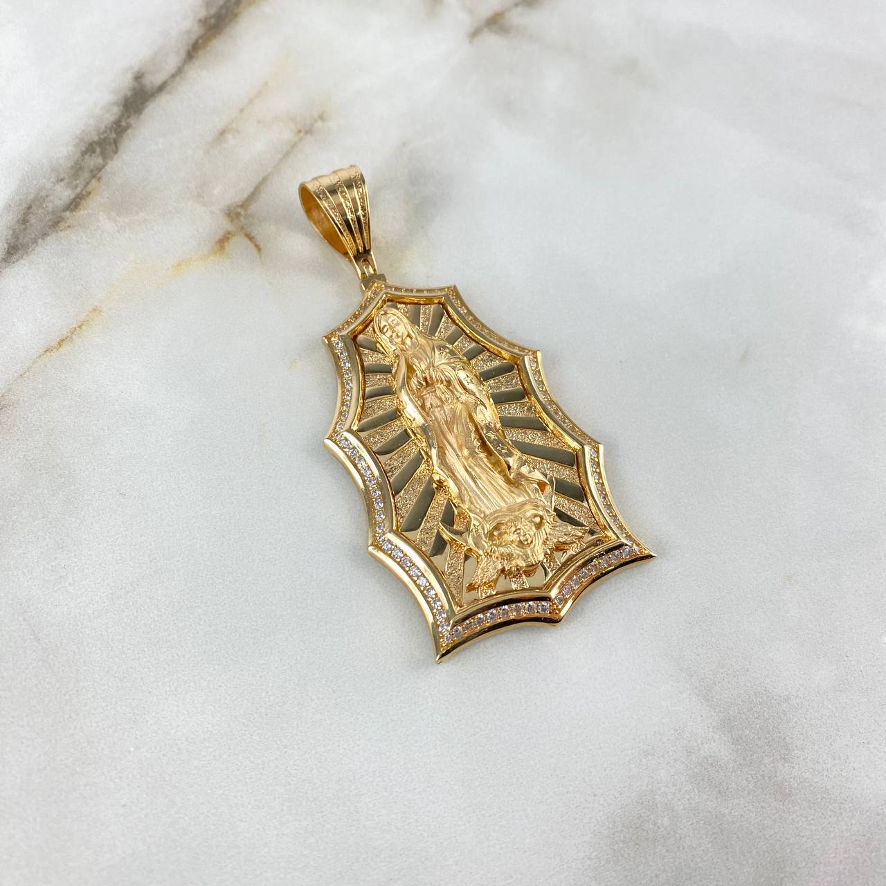 Dije Virgen de Guadalupe 31.25gr / 8.7cm / Circones Blancos Oro Amarillo ©