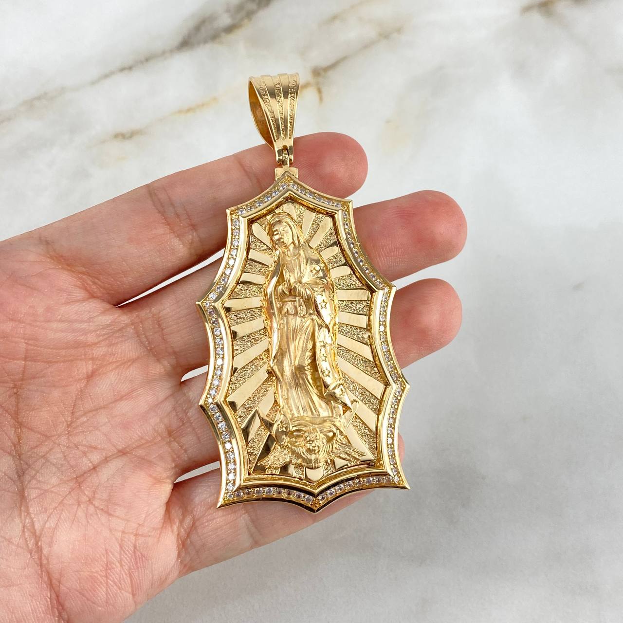 Dije Virgen de Guadalupe 31.25gr / 8.7cm / Circones Blancos Oro Amarillo ©