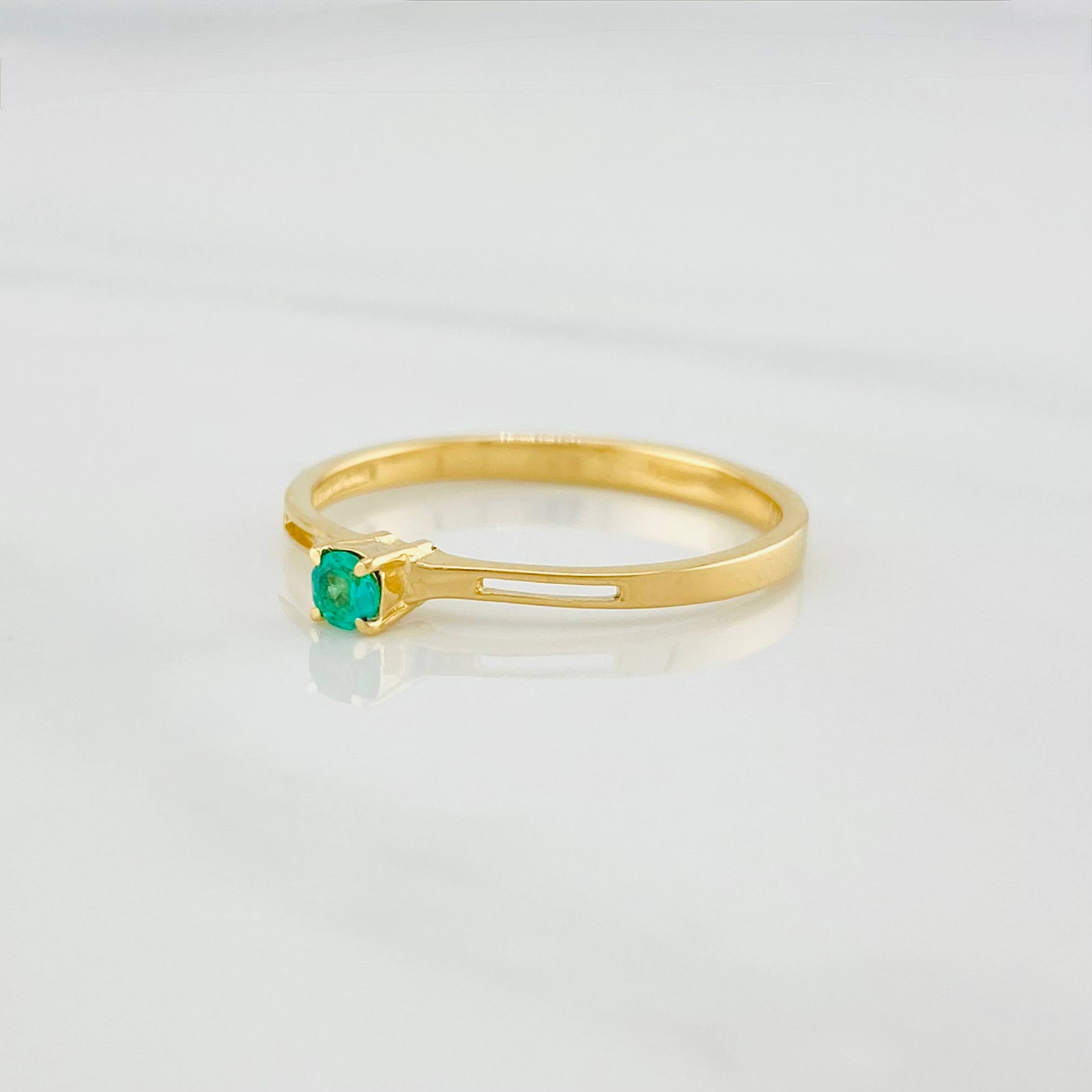 Anillo solitario esmeralda 0.7pts Esmeralda 1pts 1.65g / T7 Oro Amarillo 18K