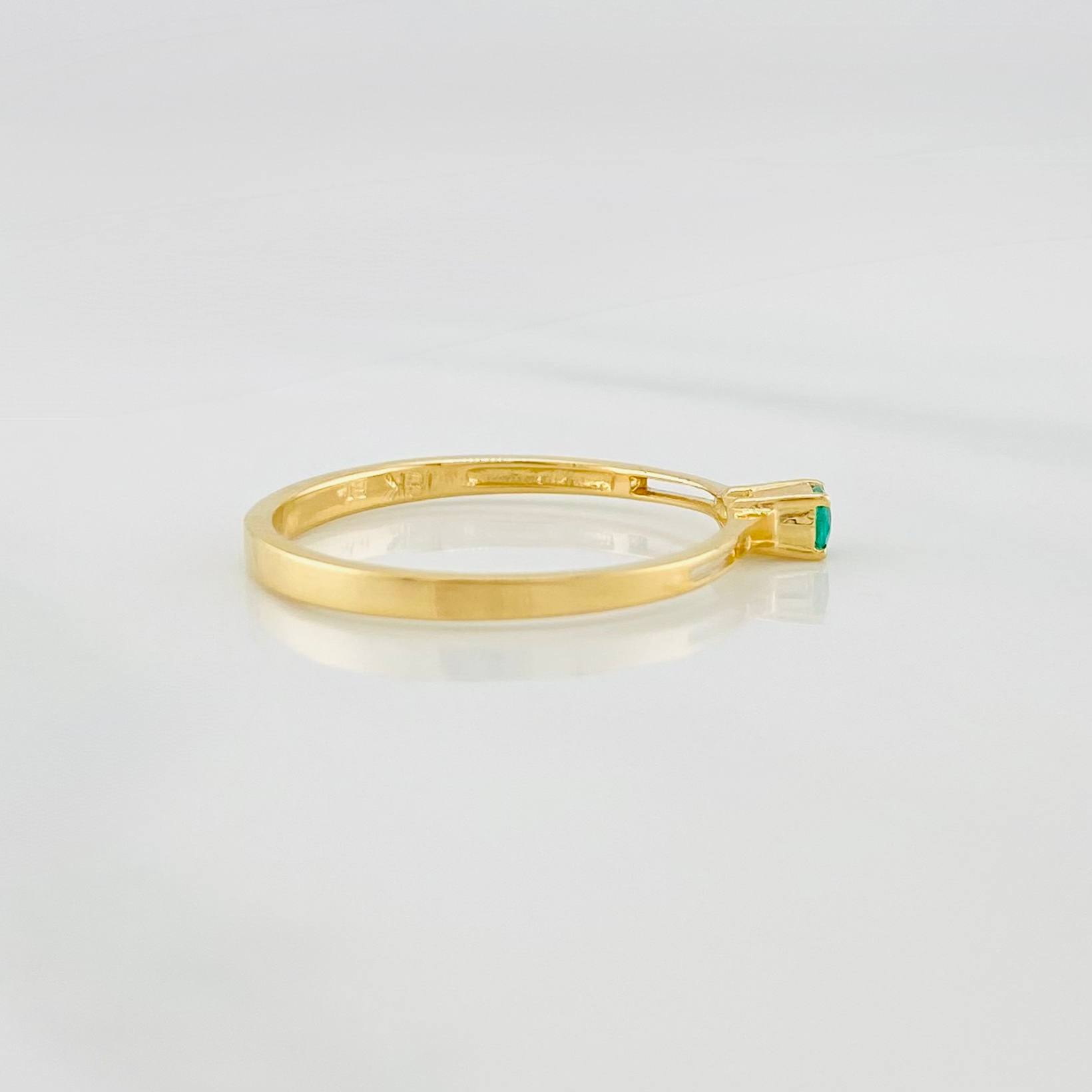 Anillo solitario esmeralda 0.7pts Esmeralda 1pts 1.65g / T7 Oro Amarillo 18K