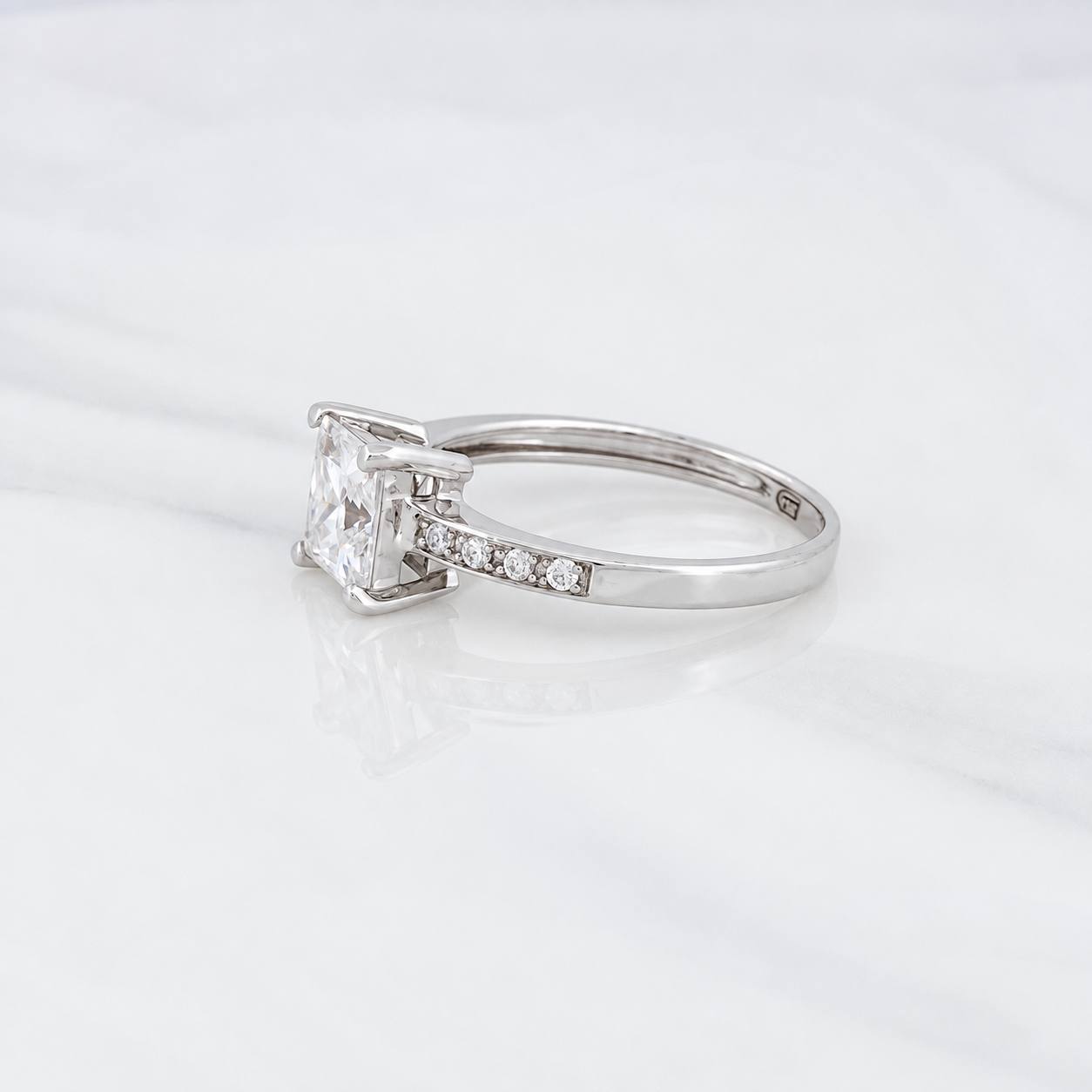 Anillo Cuatro Garras Moisanita 83 Pts 2.3g / T6 1/4 Oro Blanco 18K