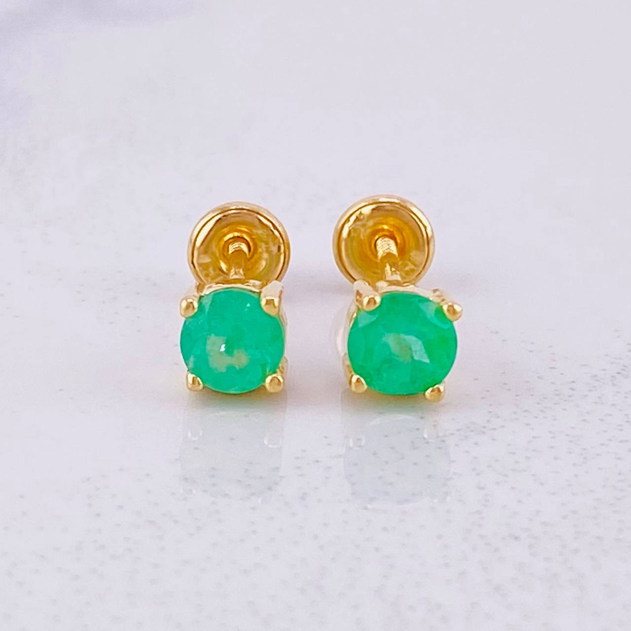 Topos Cuatro Garras Esmeraldas 94pts 1.8g / 4.8mm Oro Amarillo 18K