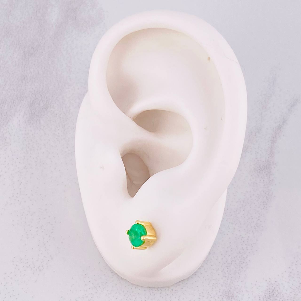 Topos Cuatro Garras Esmeraldas 94pts 1.8g / 4.8mm Oro Amarillo 18K