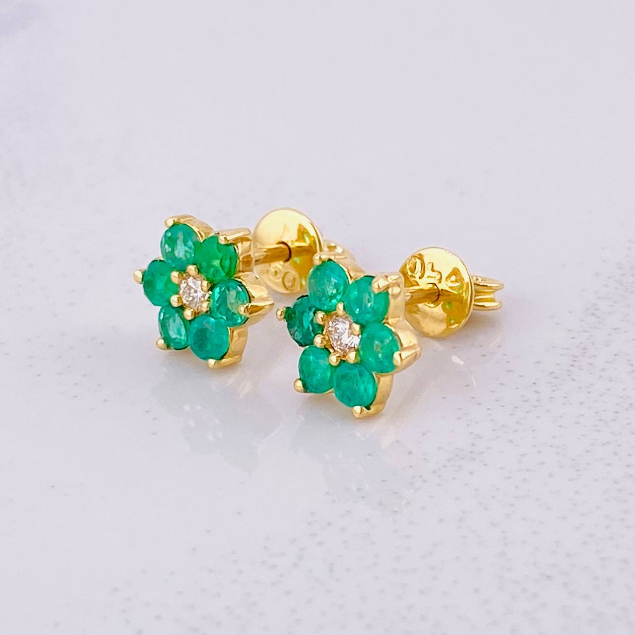 Topos Flor Seis Petalos Esmeraldas 45pts Diamantes 13pts 1.8g / 8mm Oro Amarillo 18K