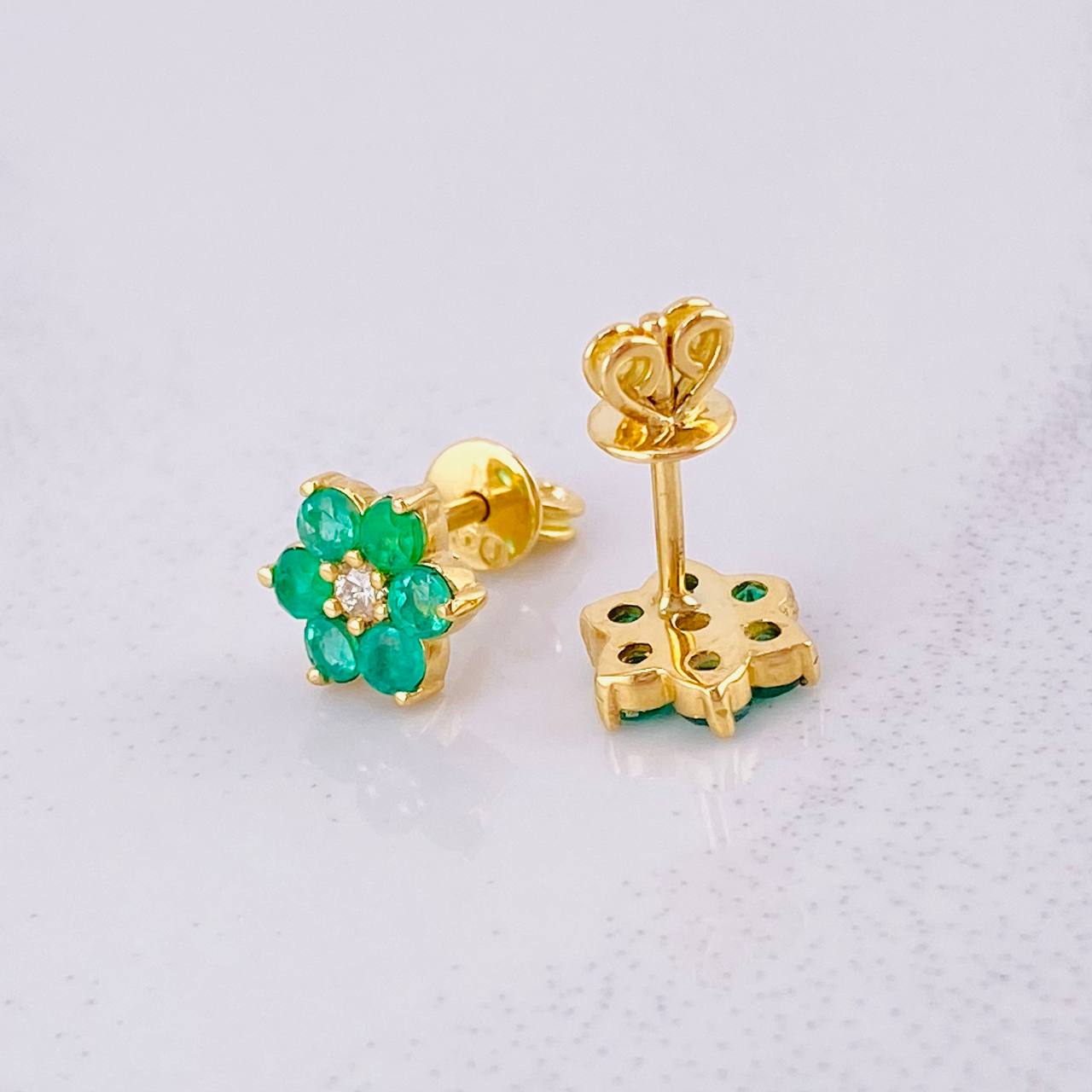Topos Flor Seis Petalos Esmeraldas 45pts Diamantes 13pts 1.8g / 8mm Oro Amarillo 18K