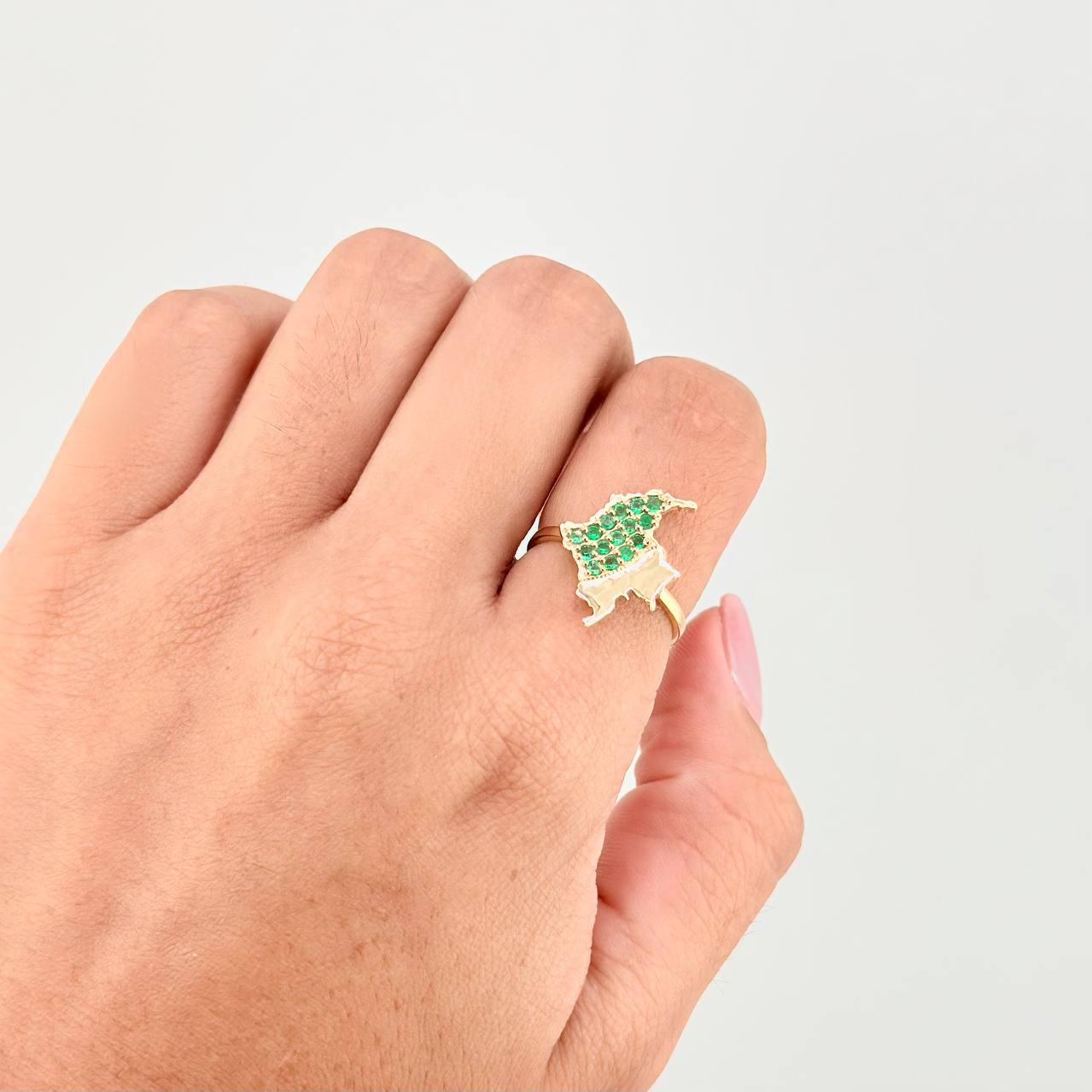 Anillo Mapa Esmeraldas 27pts 2.25g / T6 1/4 Oro Amarillo 18K