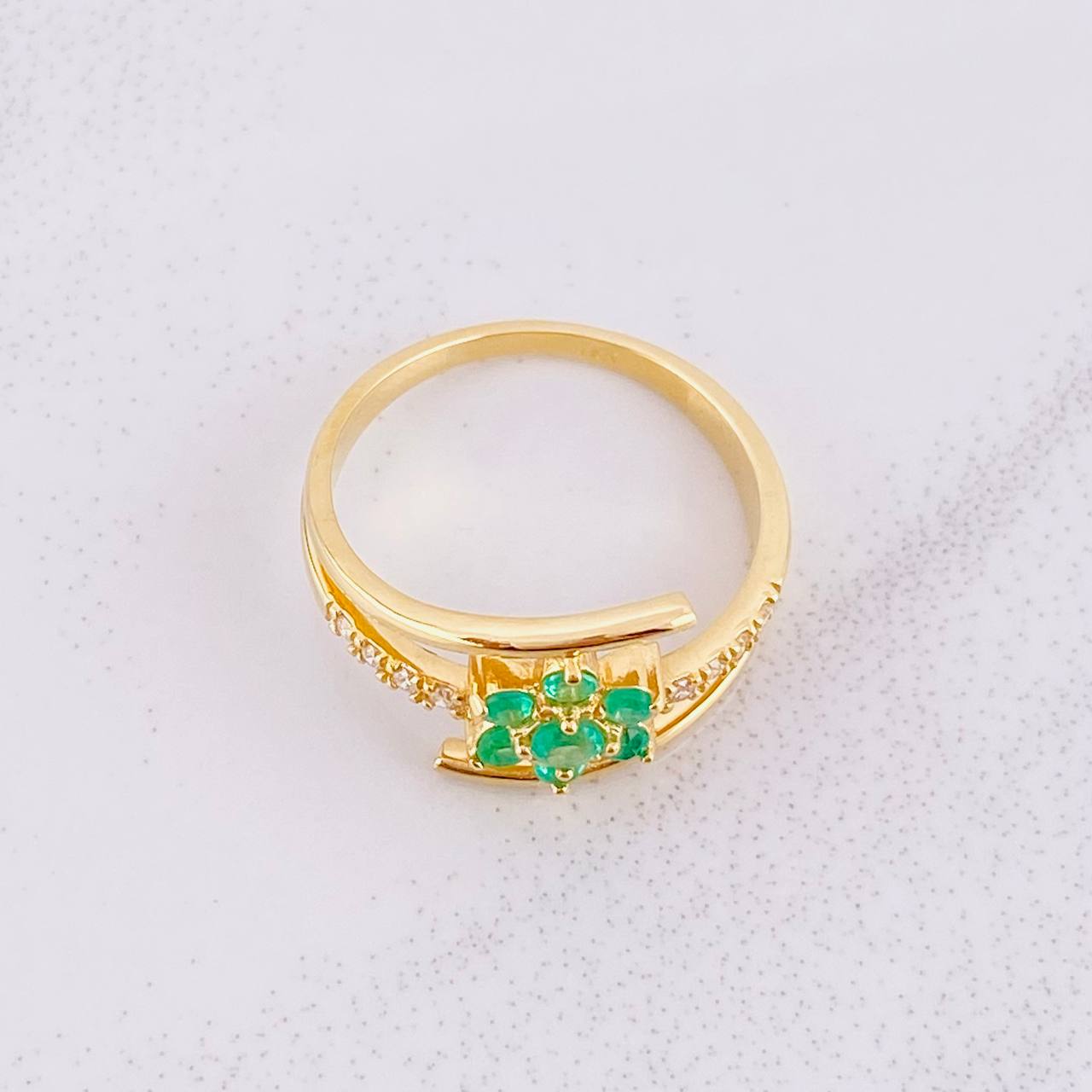 Anillo Flor Lineas Curvas Esmeraldas 28pts Diamantes 11pts 3.25g / T6 1/4 Oro Amarillo 18K