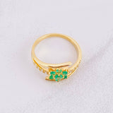 Anillo Flor Lineas Curvas Esmeraldas 28pts Diamantes 11pts 3.25g / T7 1/2 Oro Amarillo 18K