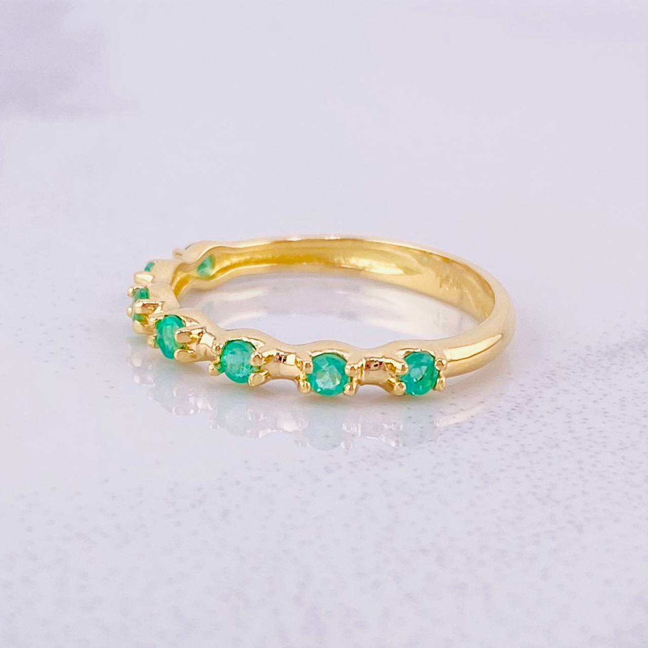 Anillo Linea Tupida Esmeraldas 22pts 2.3g / T7 1/4 Oro Amarillo 18K