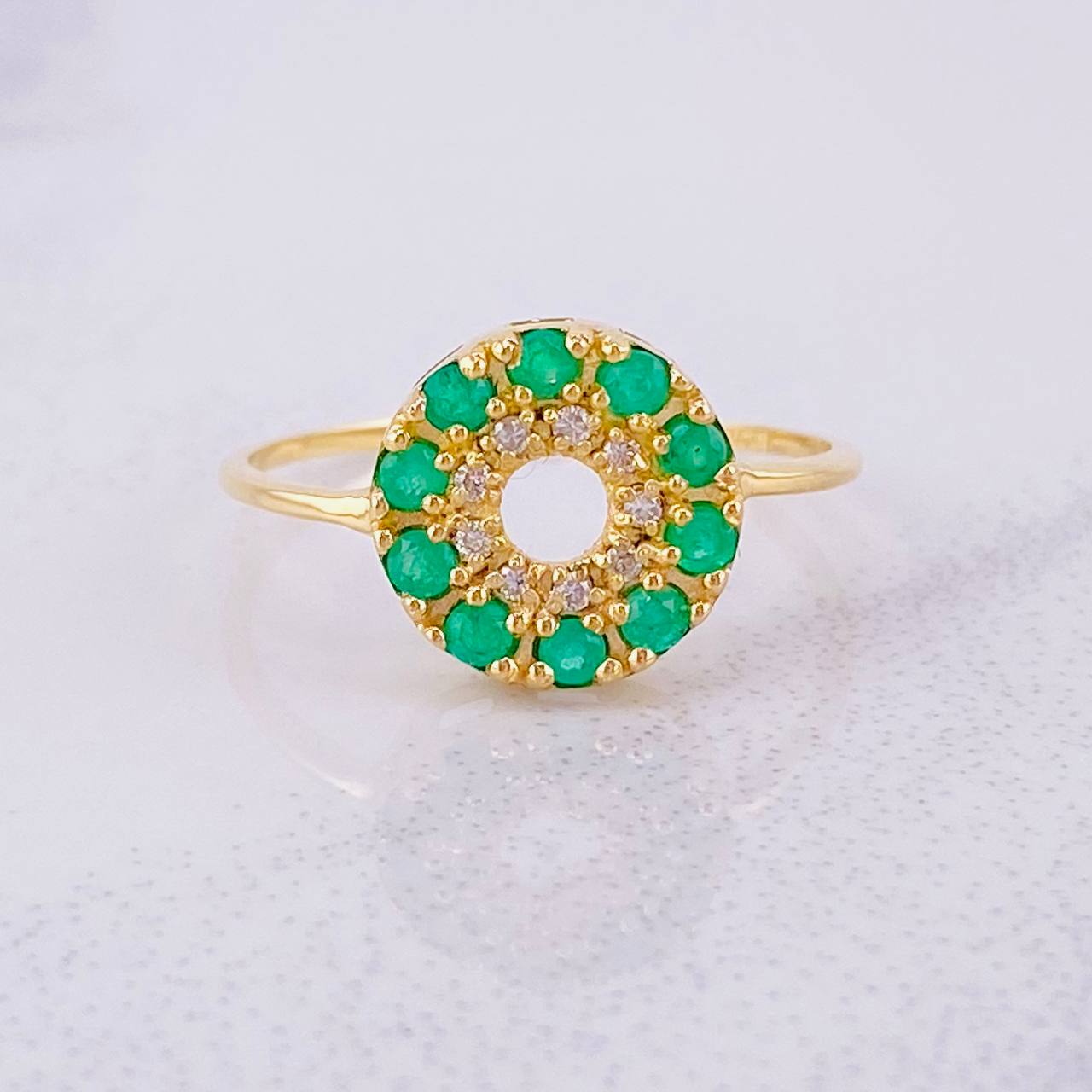 Anillo Circular Esmeraldas 31pts Diamantes 8pts 1.85g / T7 1/2 Oro Amarillo 18K