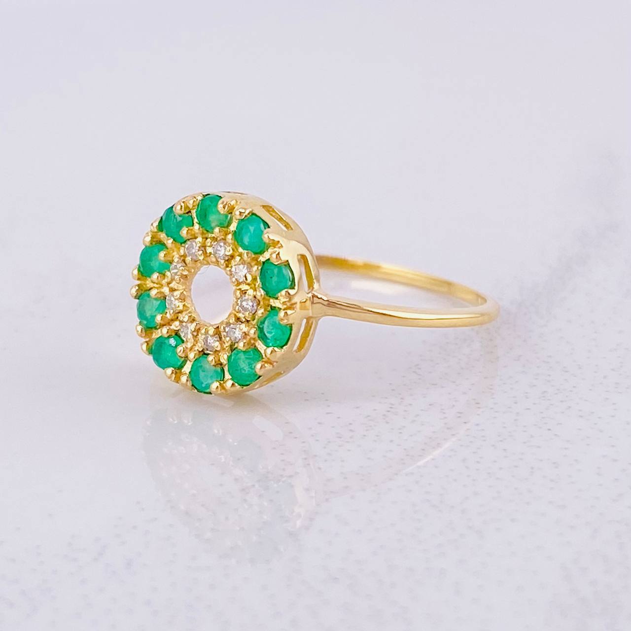 Anillo Circular Esmeraldas 31pts Diamantes 8pts 1.85g / T7 1/2 Oro Amarillo 18K
