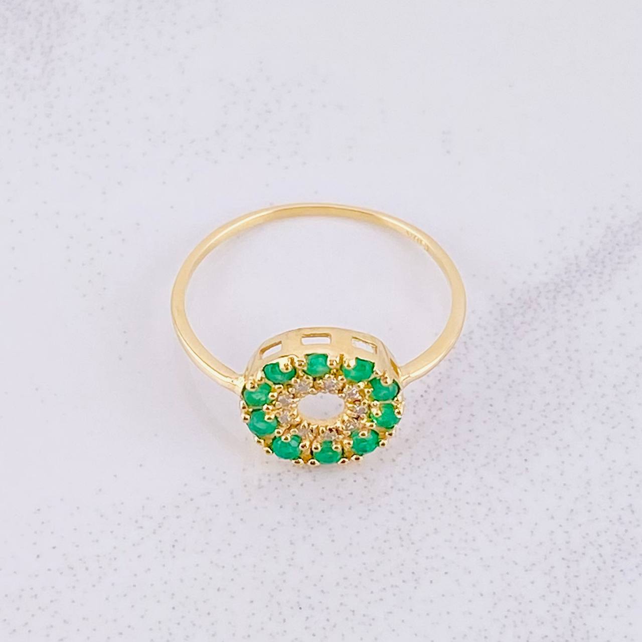 Anillo Circular Esmeraldas 31pts Diamantes 8pts 1.85g / T7 1/2 Oro Amarillo 18K