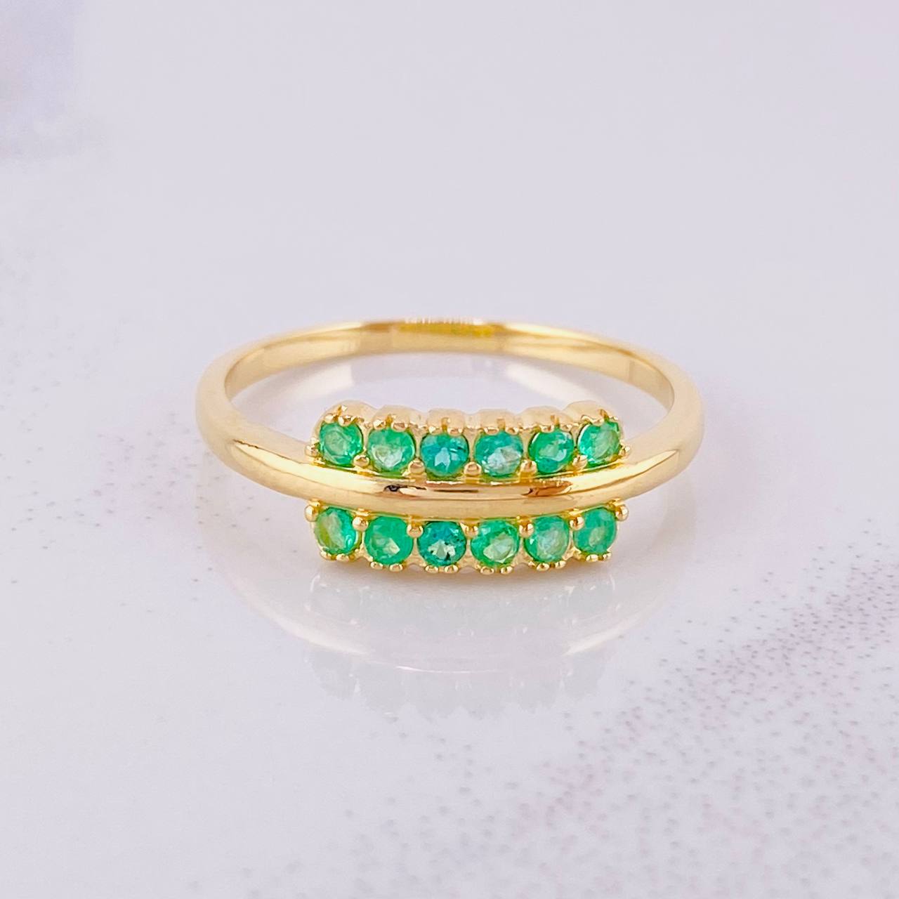 Anillo Doble Linea Esmeraldas 37pts 2.6g / T7 1/4 Oro Amarillo 18K