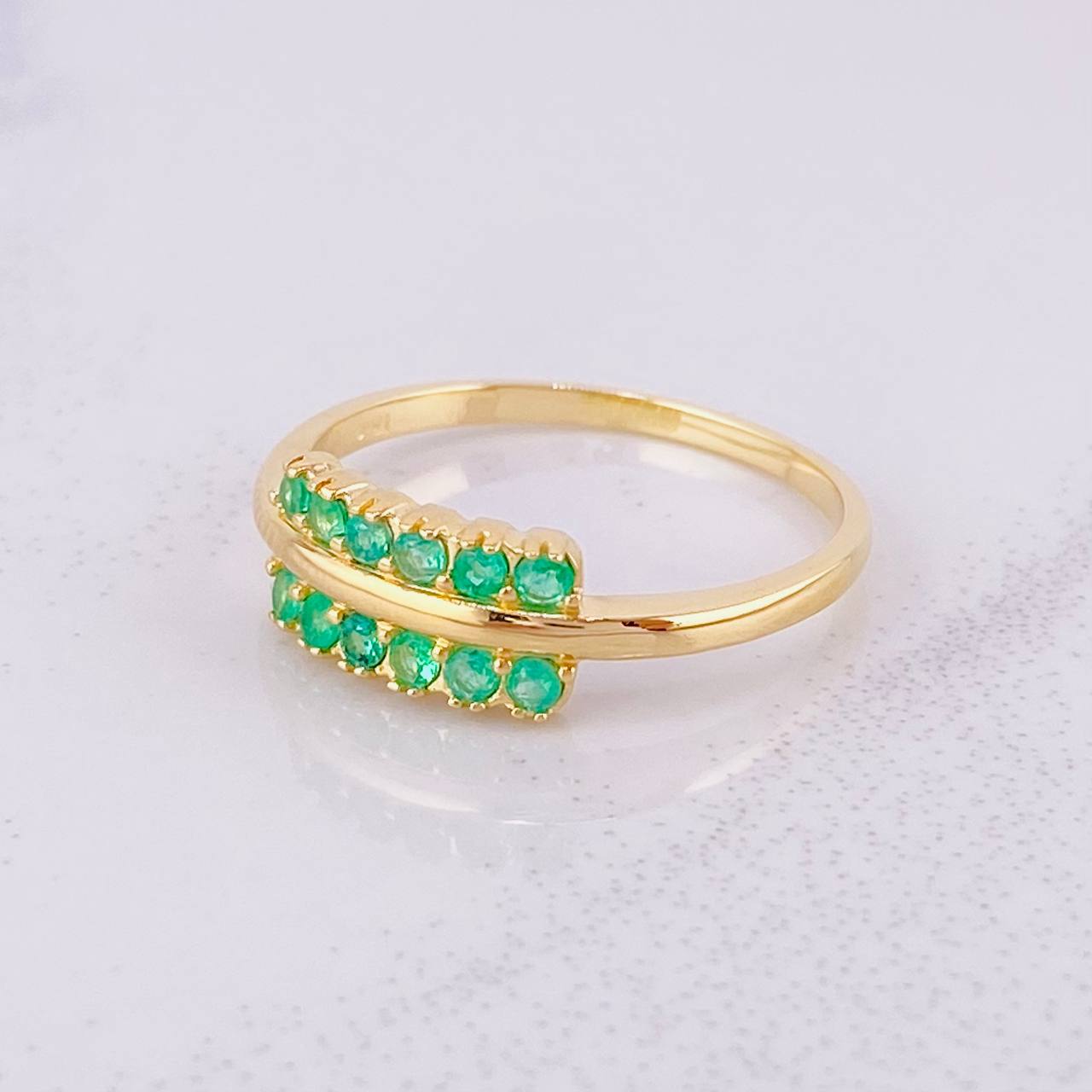 Anillo Doble Linea Esmeraldas 37pts 2.6g / T7 1/4 Oro Amarillo 18K