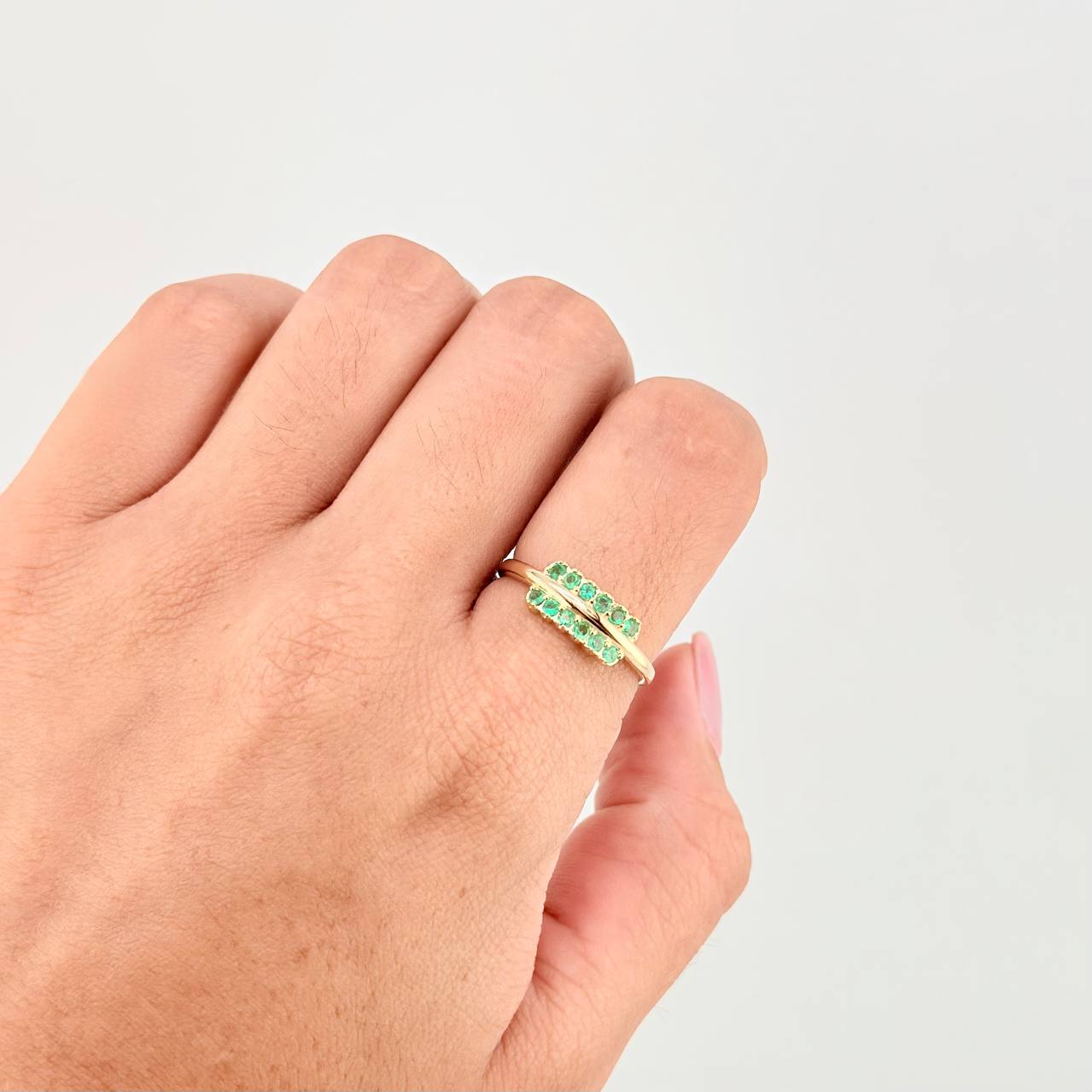 Anillo Doble Linea Esmeraldas 37pts 2.6g / T7 1/4 Oro Amarillo 18K