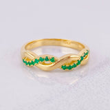 Anillo Entrelazado Esmeraldas 25pts 3.05g / T5 3/4 Oro Amarillo 18K