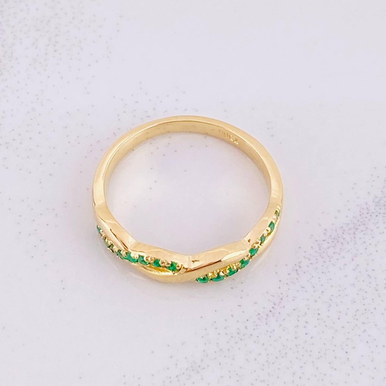 Anillo Entrelazado Esmeraldas 25pts 3.05g / T5 3/4 Oro Amarillo 18K
