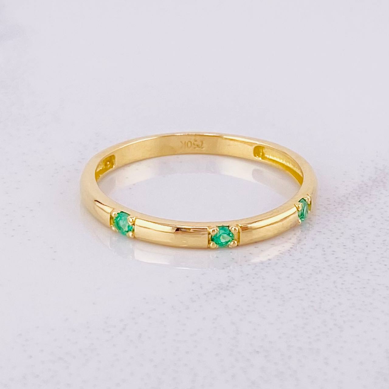 Anillo Trio Chispas Esmeraldas 99pts 1.8g / T8 3/4 Oro Amarillo 18K