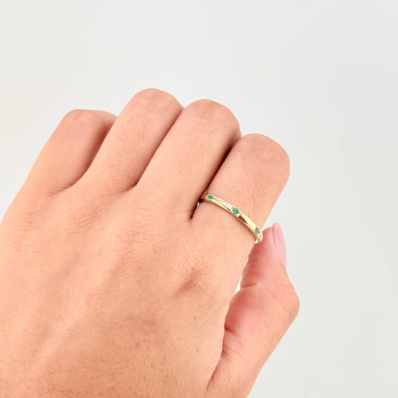 Anillo Trio Chispas Esmeraldas 99pts 1.8g / T8 3/4 Oro Amarillo 18K